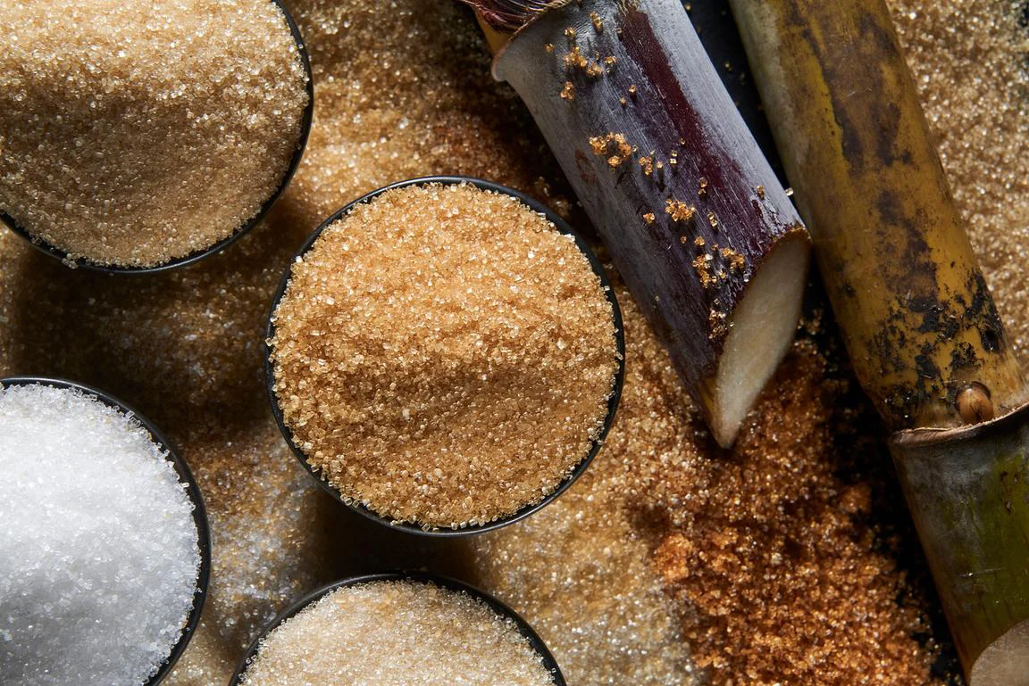 Ingrédients locaux de La Réunion : assortiment de sucres et cannes à sucre — Photo culinaire