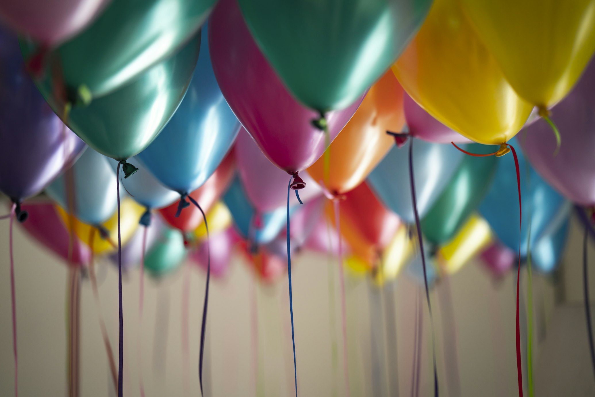 Bunte Luftballons als stilles Zeichen für weltweiten Frieden und Freiheit.