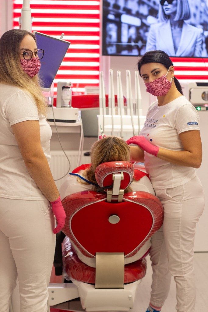 Majiteľka ambulancie ANN DENTAL a zdravotná sestra Tamara počas stomatologického ošetrenia pacientky