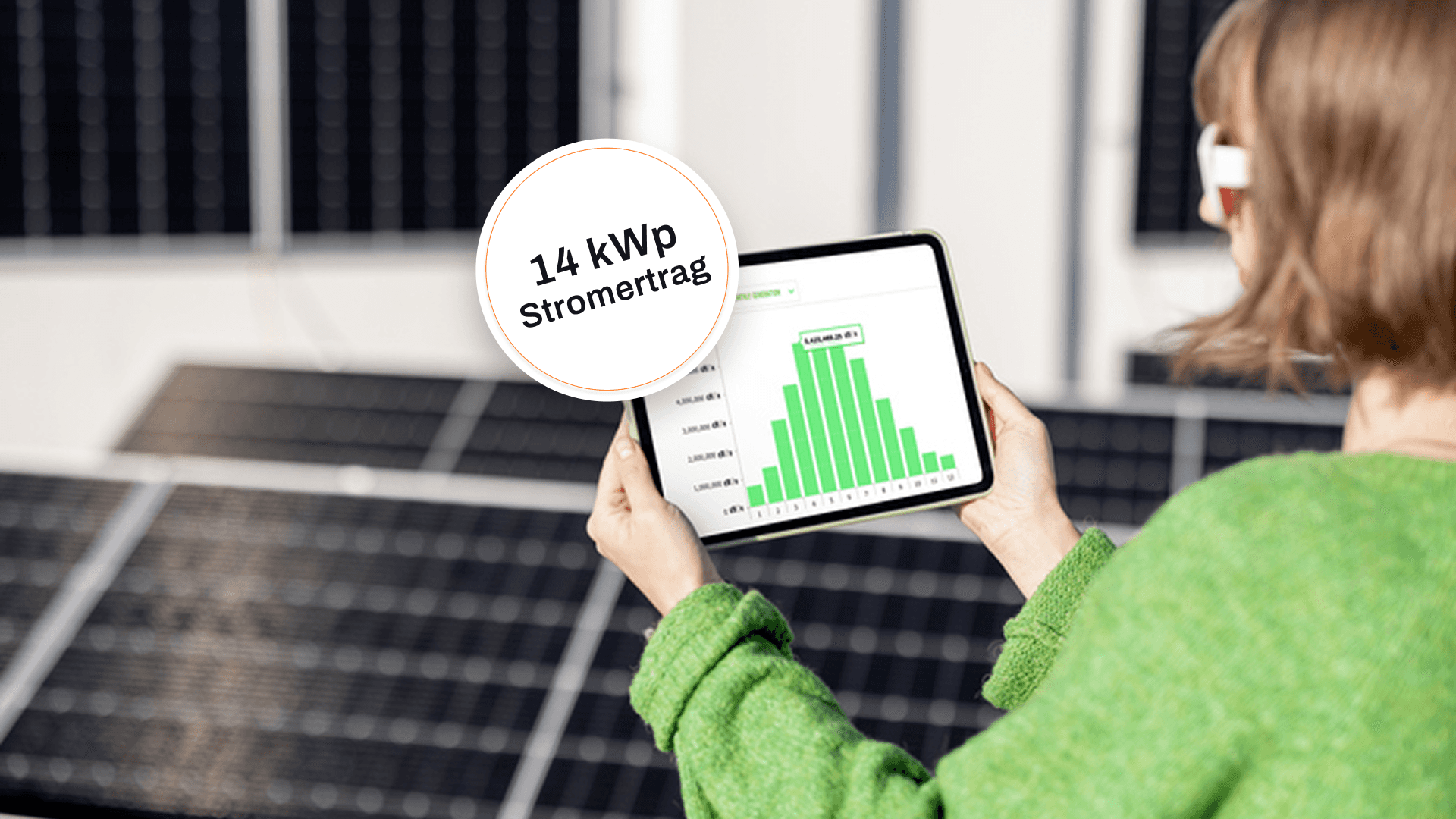Eine Person hält ein Tablet, das ein grünes Diagramm anzeigt, während sie in der Nähe von Solarpaneelen steht.