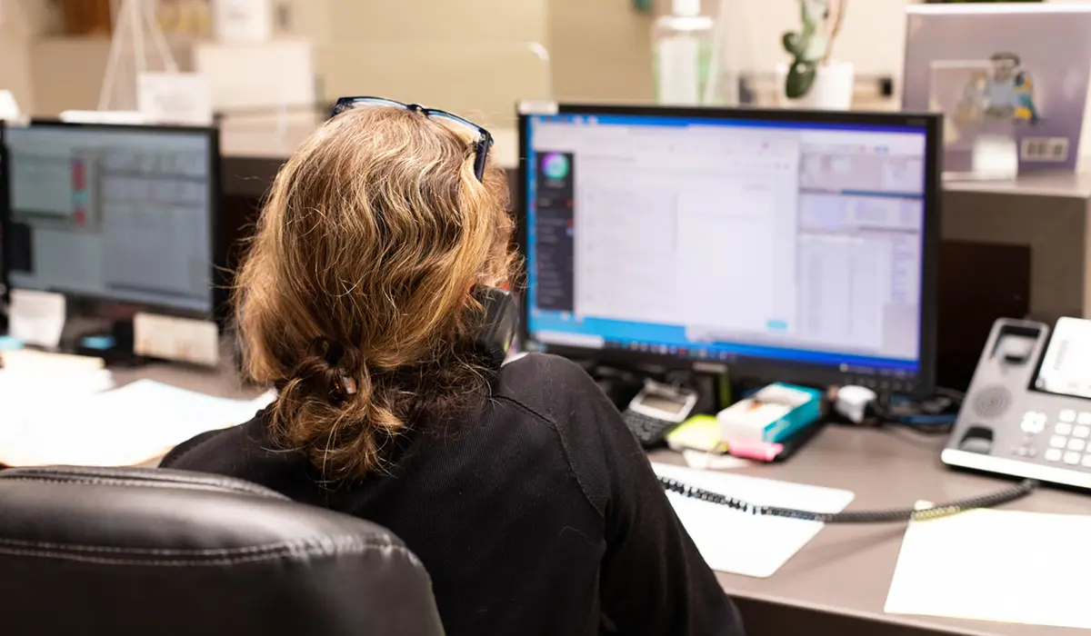 Veterinary CSR using PetDesk at the front desk while on the phone