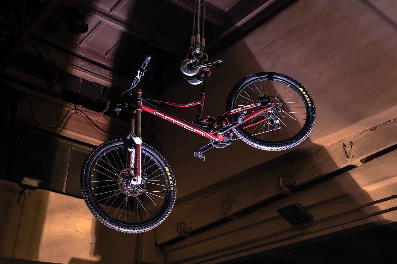 rower zawieszony na suficie