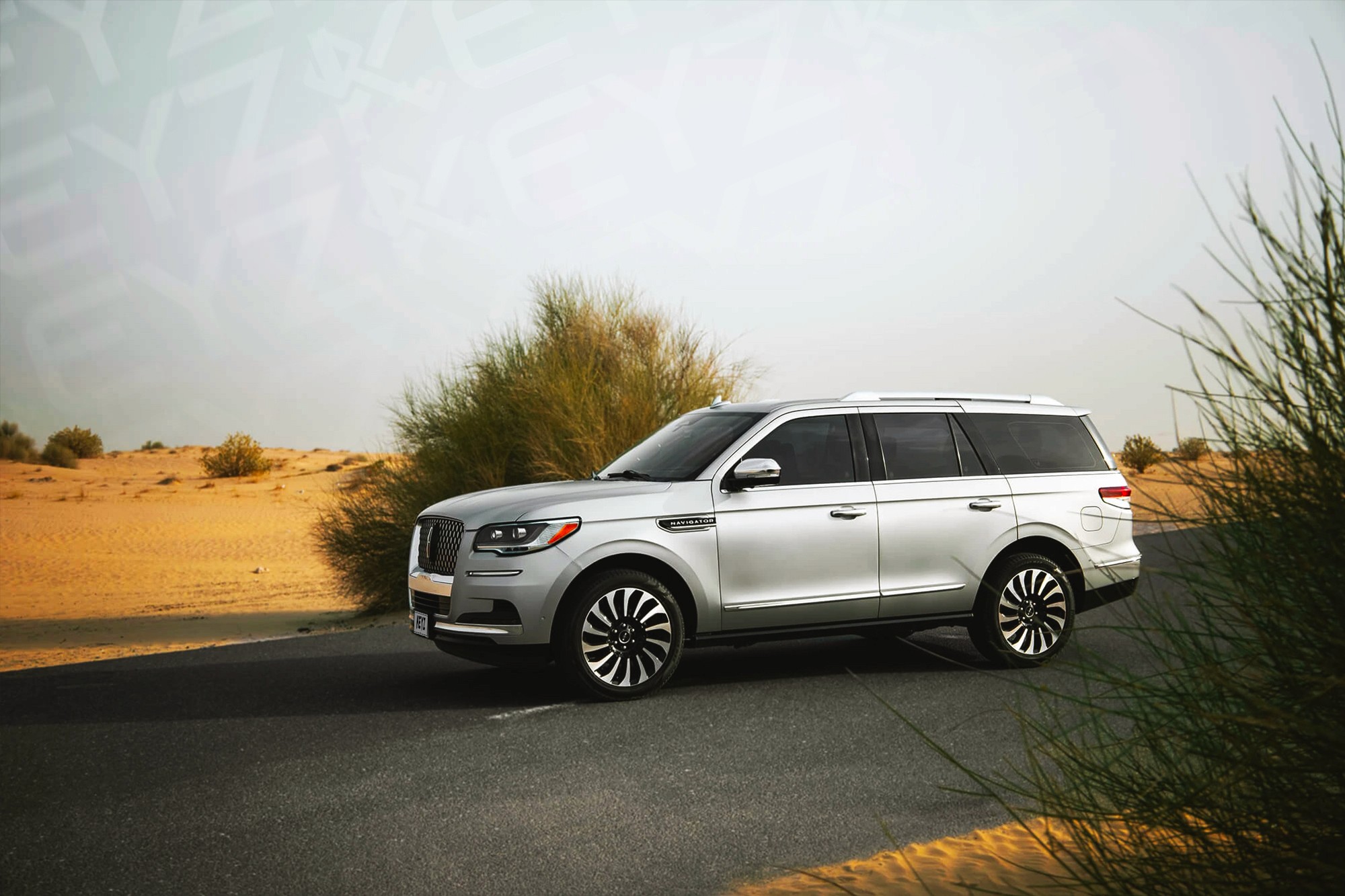 Vue extérieure Lincoln Navigator Gris – Location Voiture de luxe à Dubaï | Keyz Rent