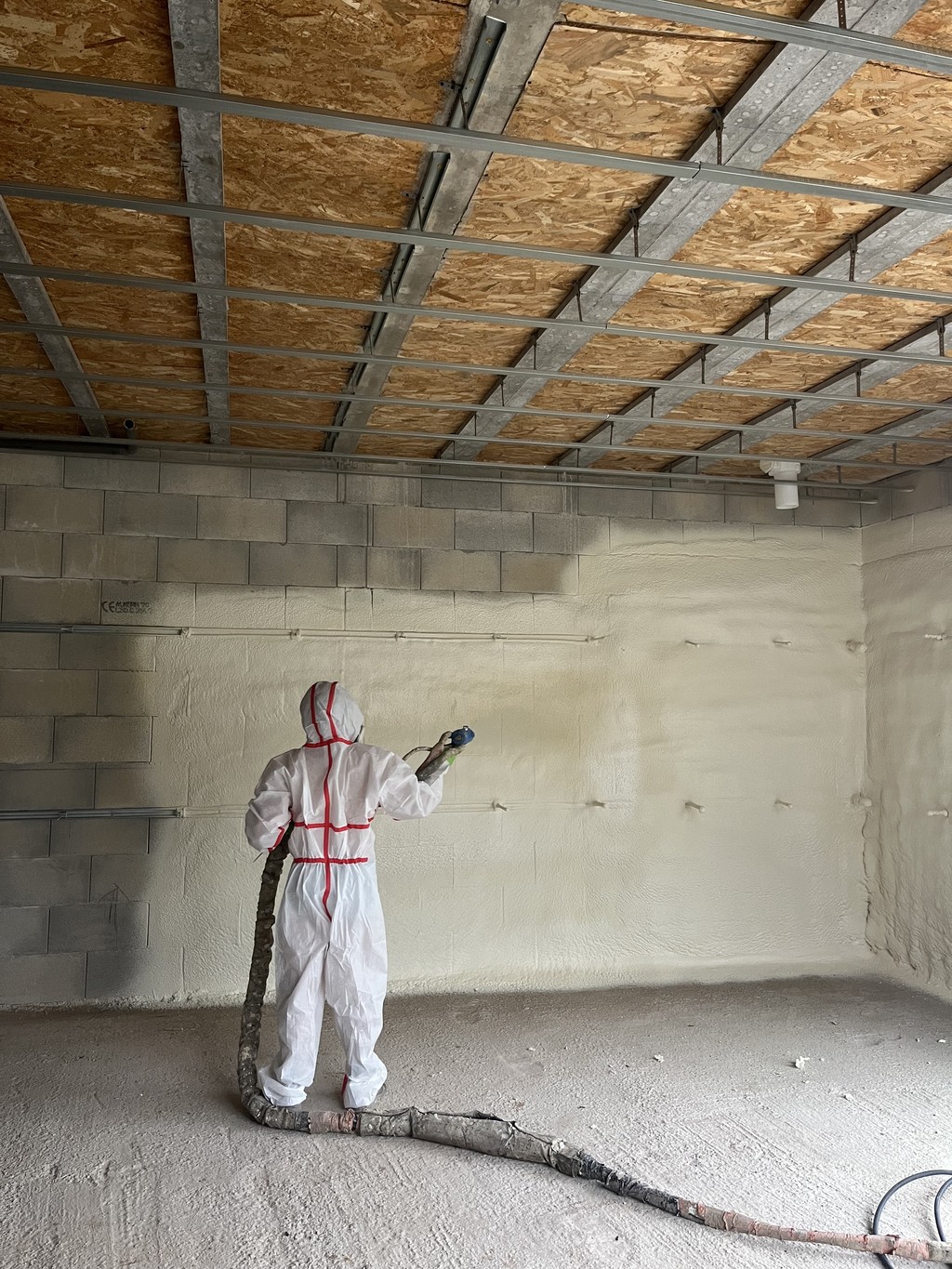 Structure de plafond en métal et bois, préparée pour l'isolation dans un chantier résidentiel.