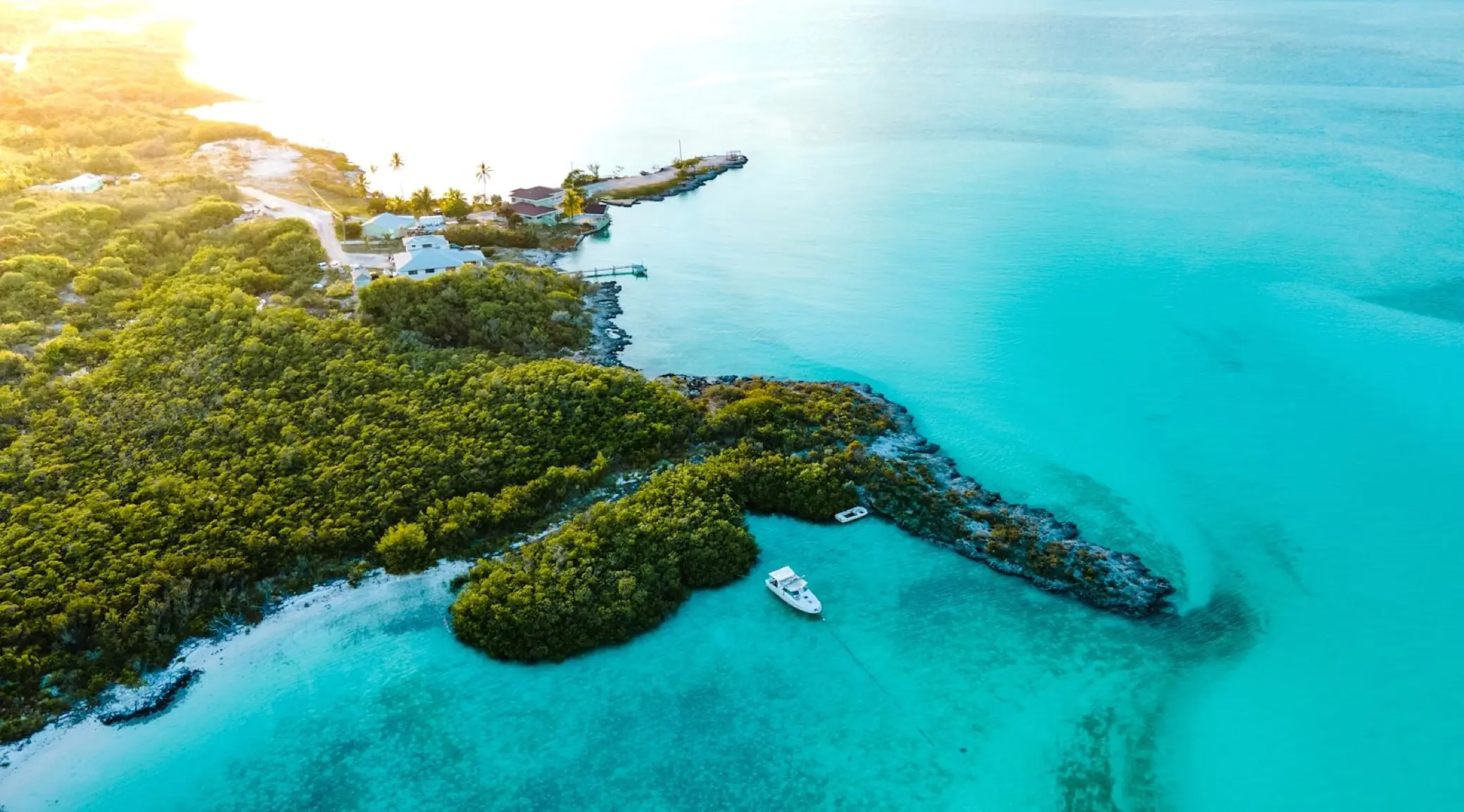Un cay bas des Exumas entouré d’eaux peu profondes aux couleurs vives