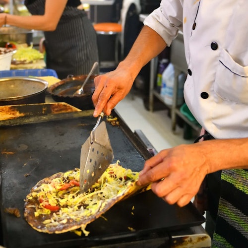 Chef na naghahanda ng tlayuda