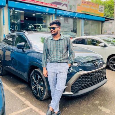 A professional profile picture of a tech-savvy Twitter influencer.