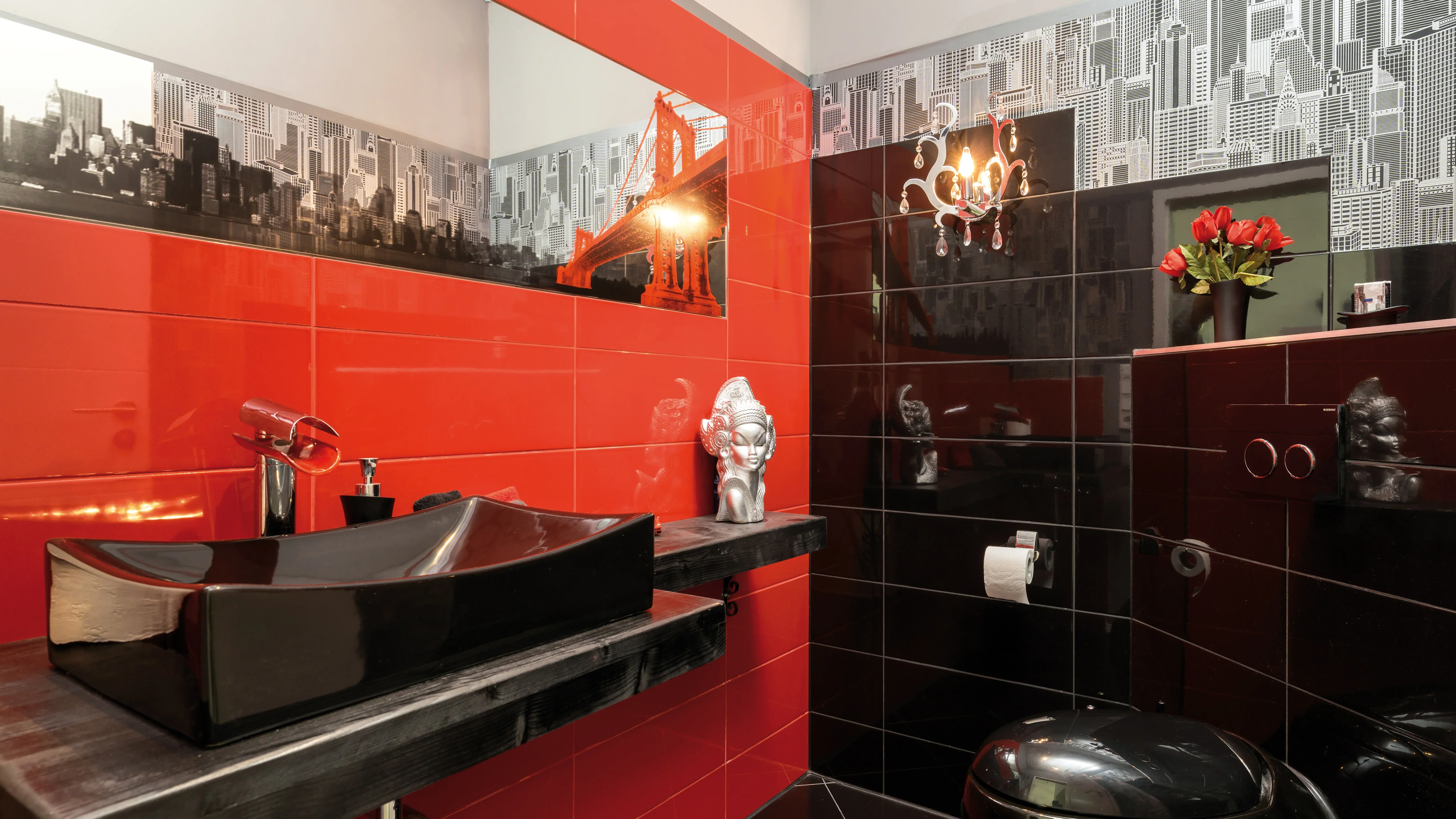 Modernes Badezimmer mit roten und schwarzen Fliesen, Städte-Panorama-Tapete, schwarzem Waschbecken und einer geschwungenen Armatur.