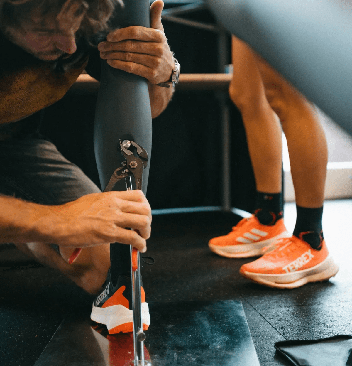 Trois athlètes Julbo courant sur une crête de montagne dans le cadre du projet Draw the Line