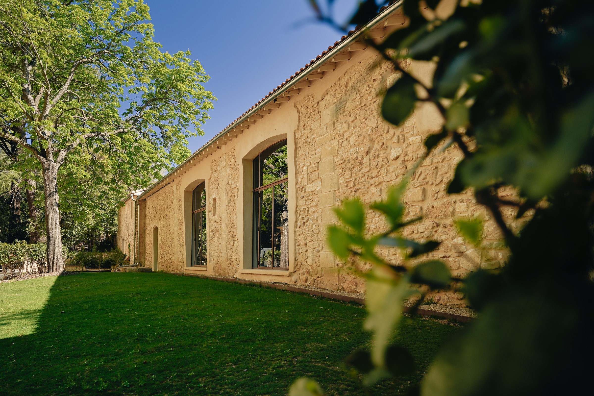 Réhabilitation d'une demeure en pierre par Karbone Architectes, agence d'architecture à Montpellier spécialisée dans la rénovation de maisons anciennes, mas languedociens, demeures de caractère, domaines viticoles et propriétés patrimoniales. Projet architectural sur mesure conciliant restauration du patrimoine, conservation des façades en pierre naturelle, menuiseries traditionnelles, architecture contemporaine discrète et amélioration des performances énergétiques. Architecte expert en rénovation de bâtiments anciens, bastides, granges, maisons de campagne et domaines dans l'Hérault, le Gard, l'Aude et l'ensemble de l'Occitanie. Valorisation du patrimoine bâti, intégration paysagère, architecture méditerranéenne, rénovation de caractère, restauration des matériaux anciens et création d'espaces de vie lumineux dans le respect de l'identité historique du lieu. Accompagnement complet de la conception au suivi des travaux pour des projets de rénovation haut de gamme adaptés aux exigences contemporaines.