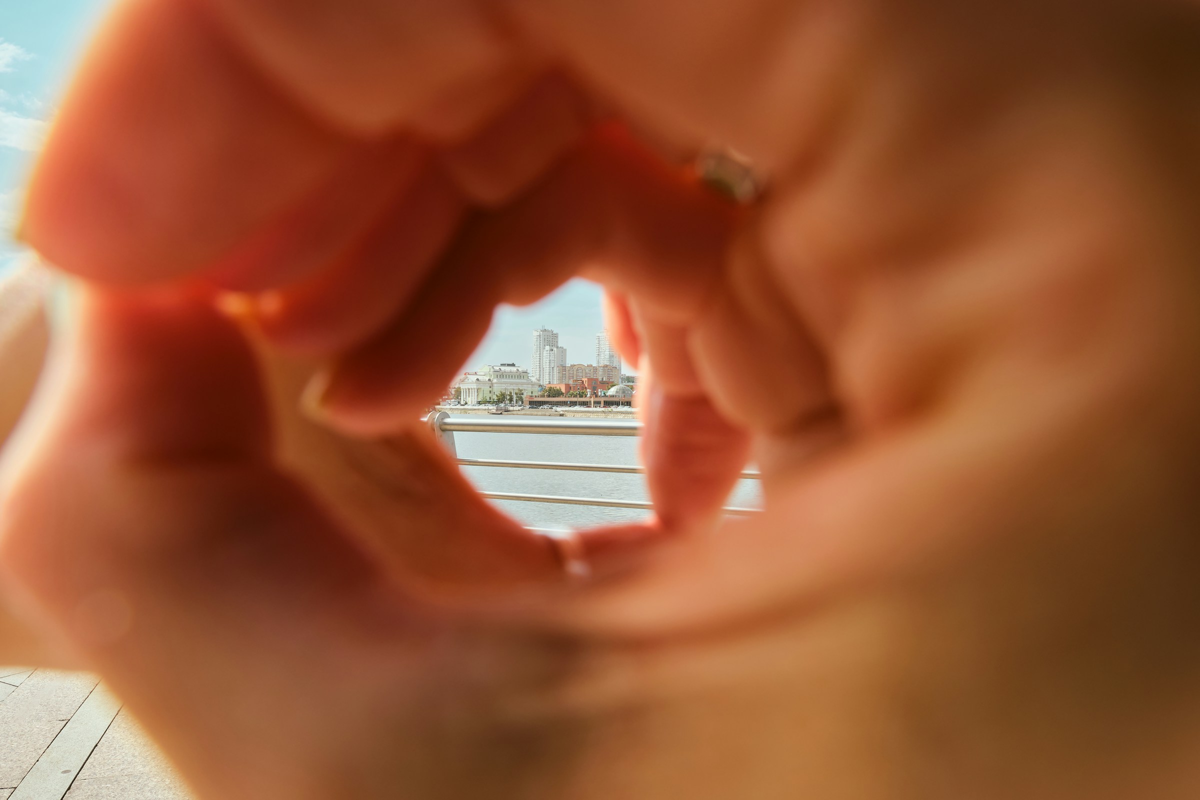 Hände formen einen Kreis mit Blick auf die Stadt – symbolisiert einen Sales Funnel und ein einmaliges Setup