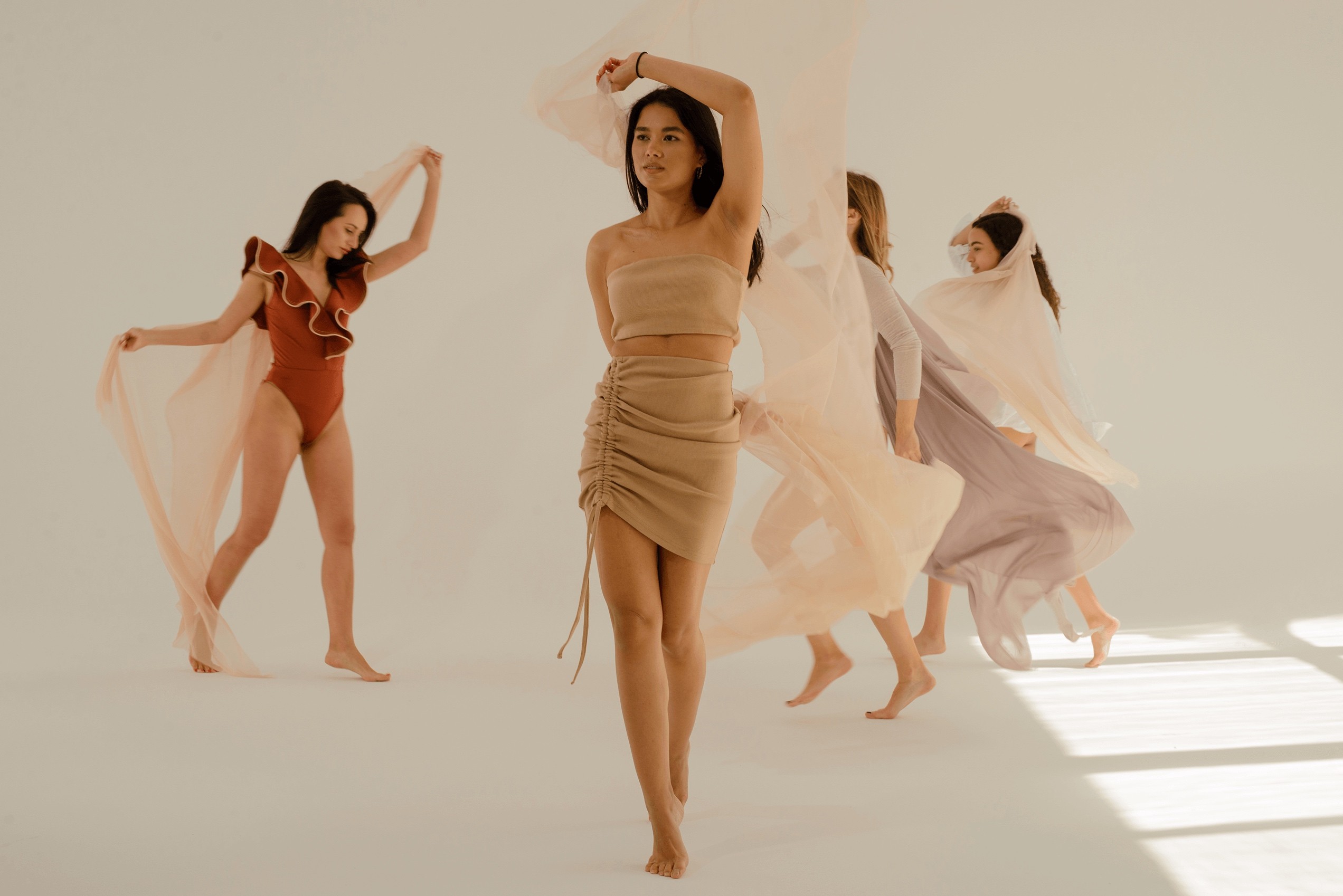 Sesja zdjęciowa dla Skin Concept z tańczącymi kobietami