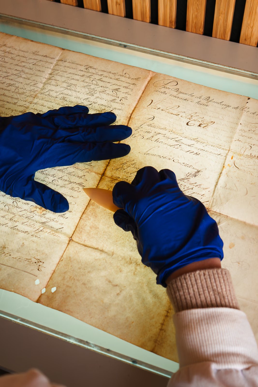 Restauro de documento antigo e manuscrito histórico no atelier Patrimonium, Porto