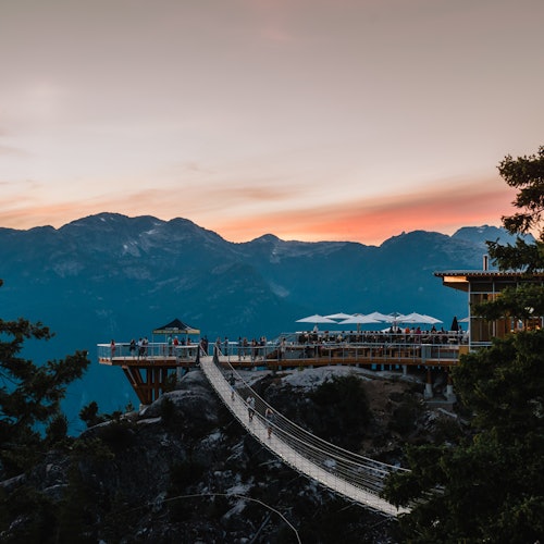 日落时分的山顶小屋和观景台