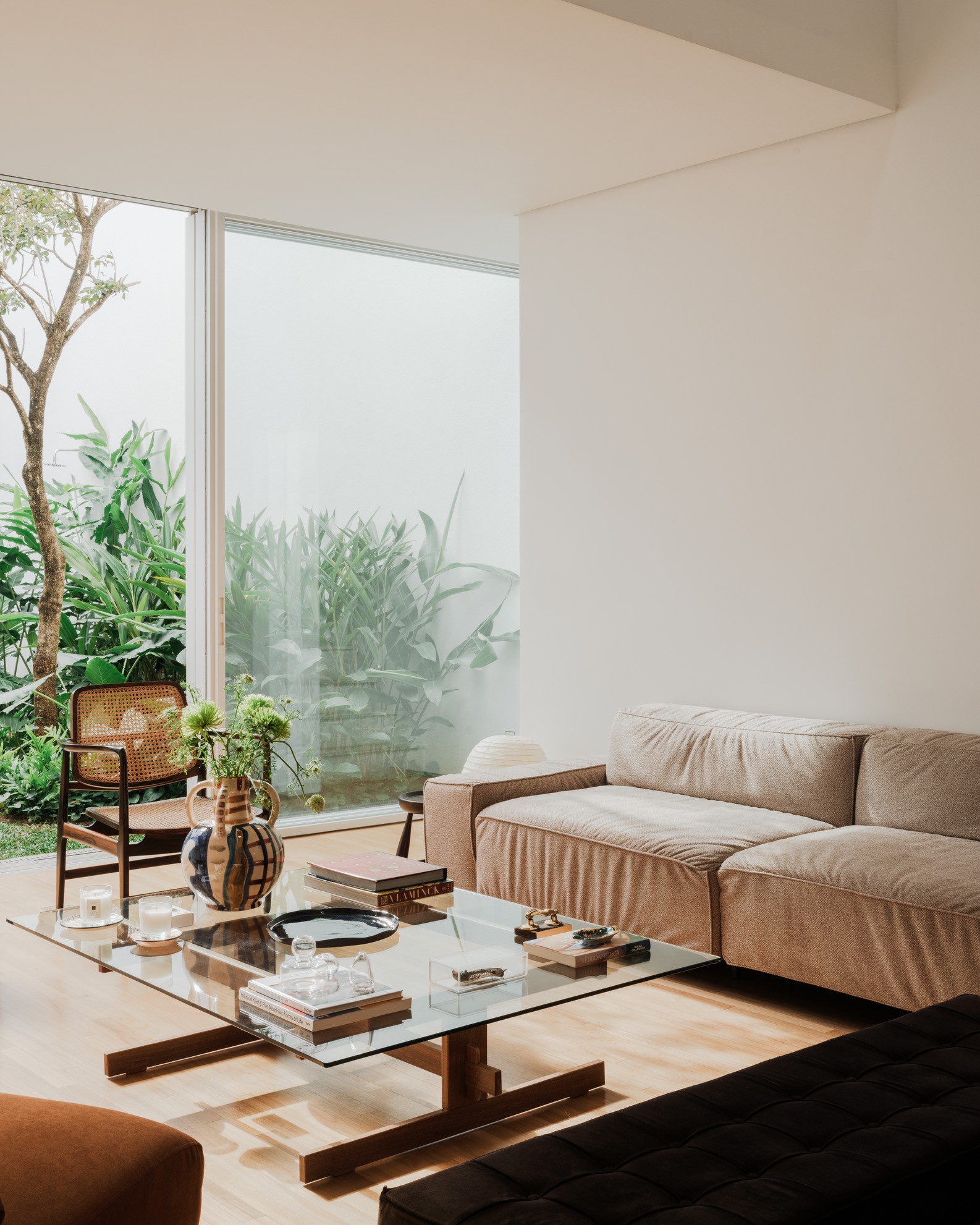 Sala de estar contemporânea com automação residencial