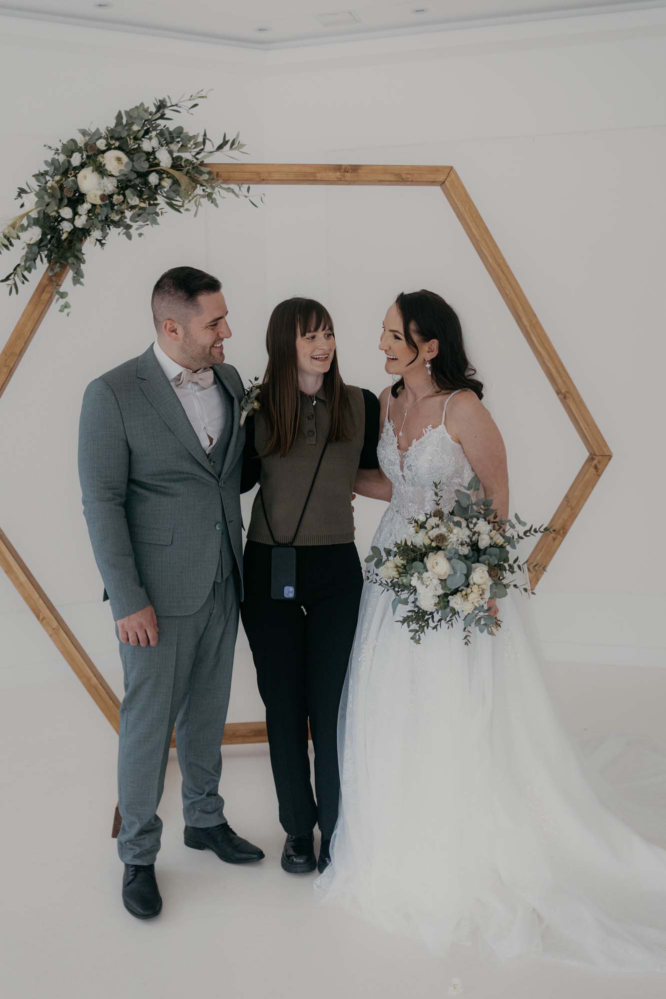 Braut mit Brautjungfern sitzt an einem Tisch mit bunter Blumendekoration.