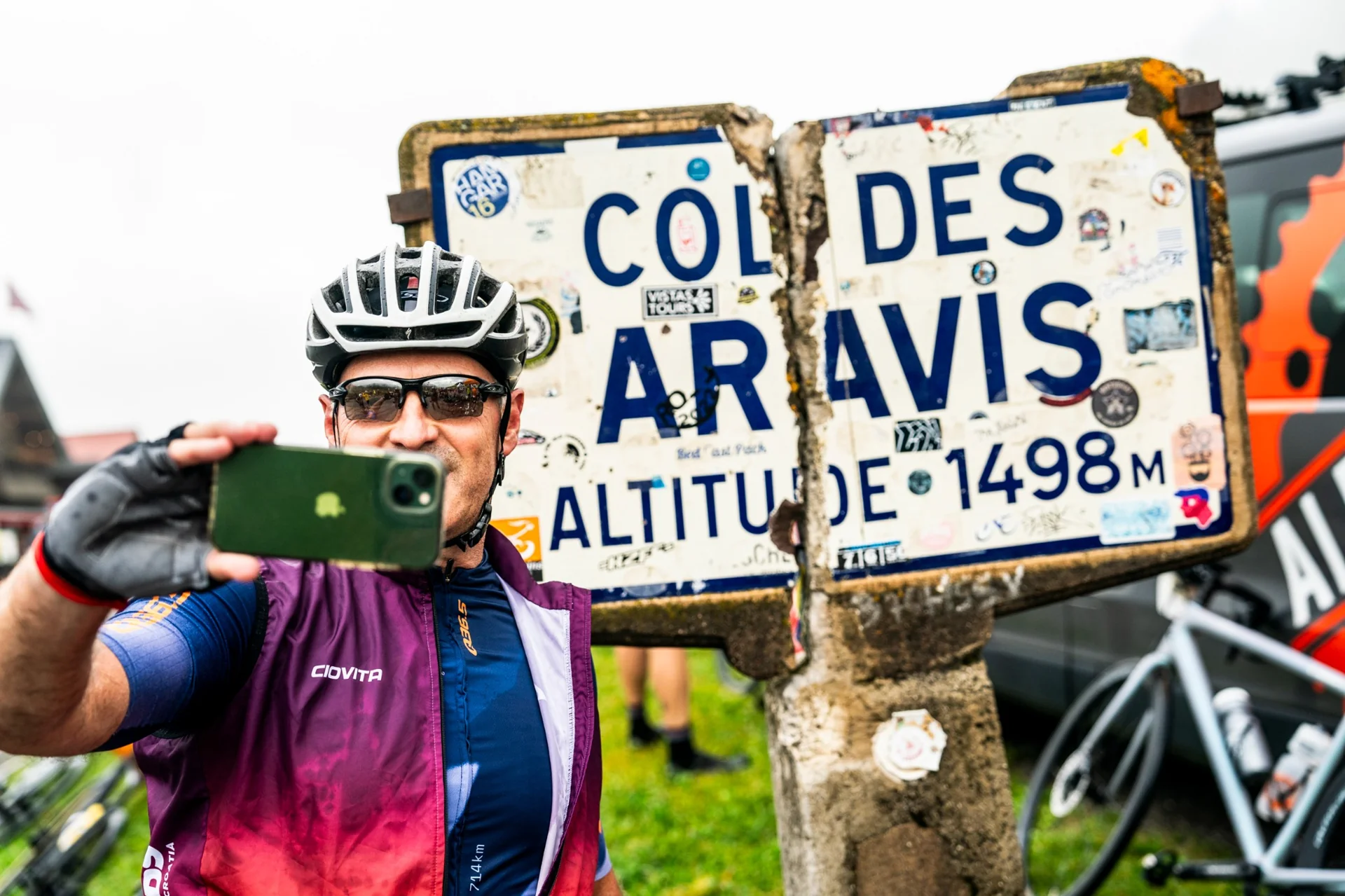 Participant prenant une photo au sommet du Col des Aravis – 1498 mètres d’altitude.