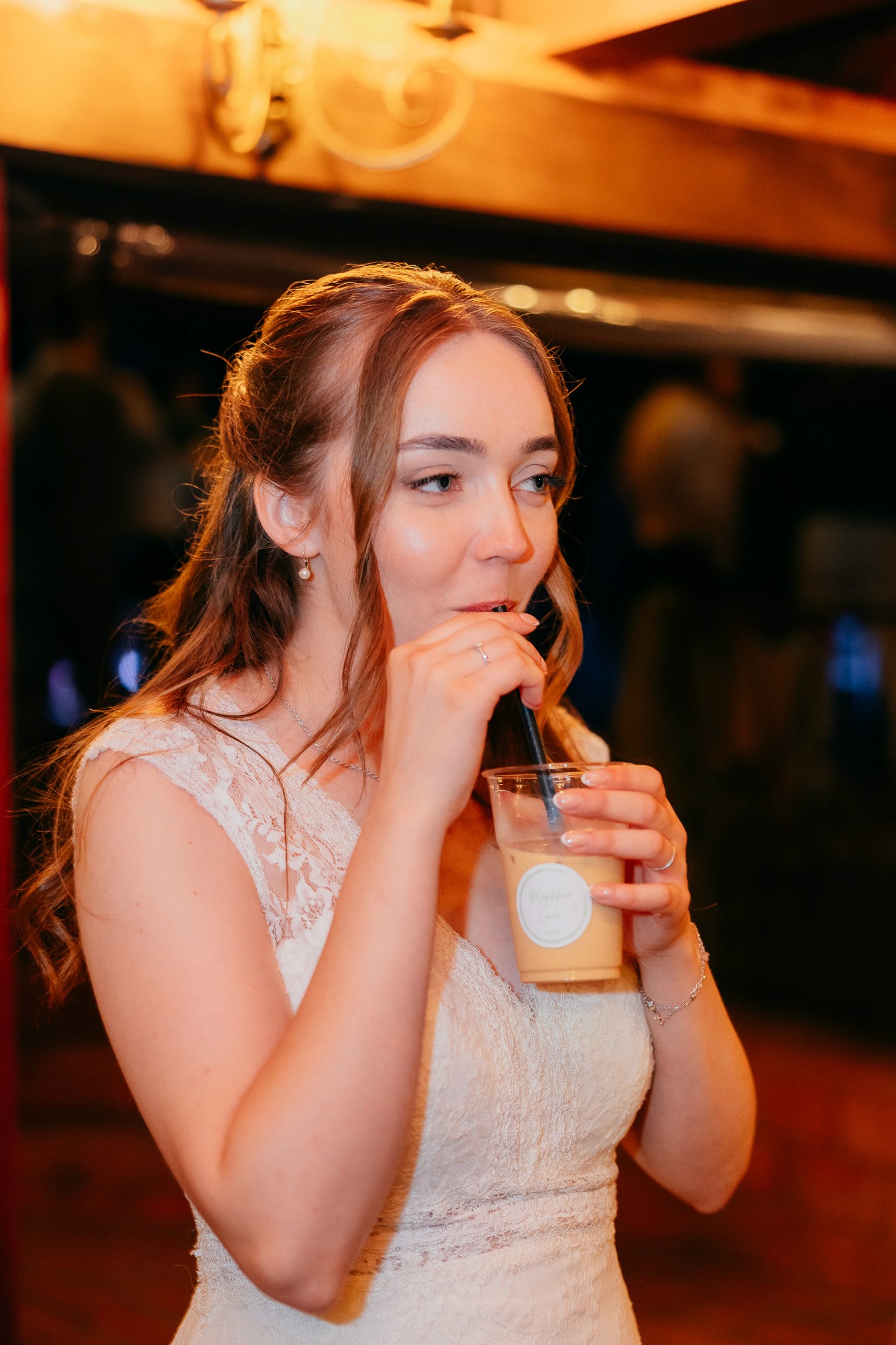 kava i svadba, mladenka pije ledenu kavu, wedding coffee