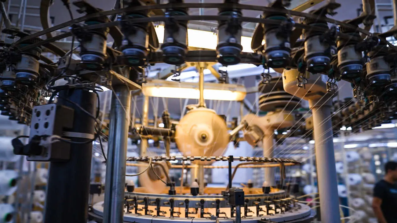 Industrial knitting machine, yarn.