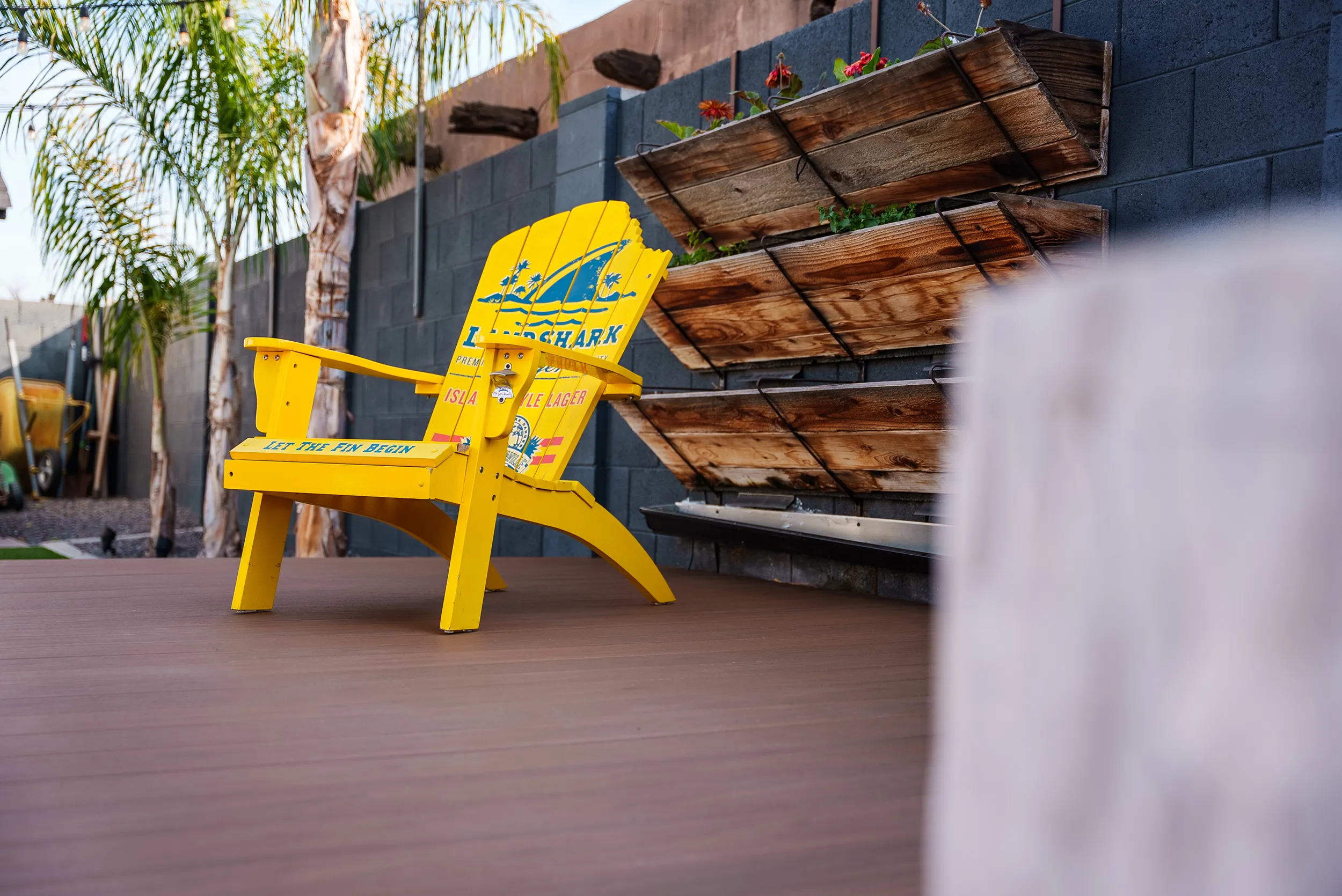 HBC Desks – A Contemporary Poolside Sanctuary with Trex Transcend Lineage decking