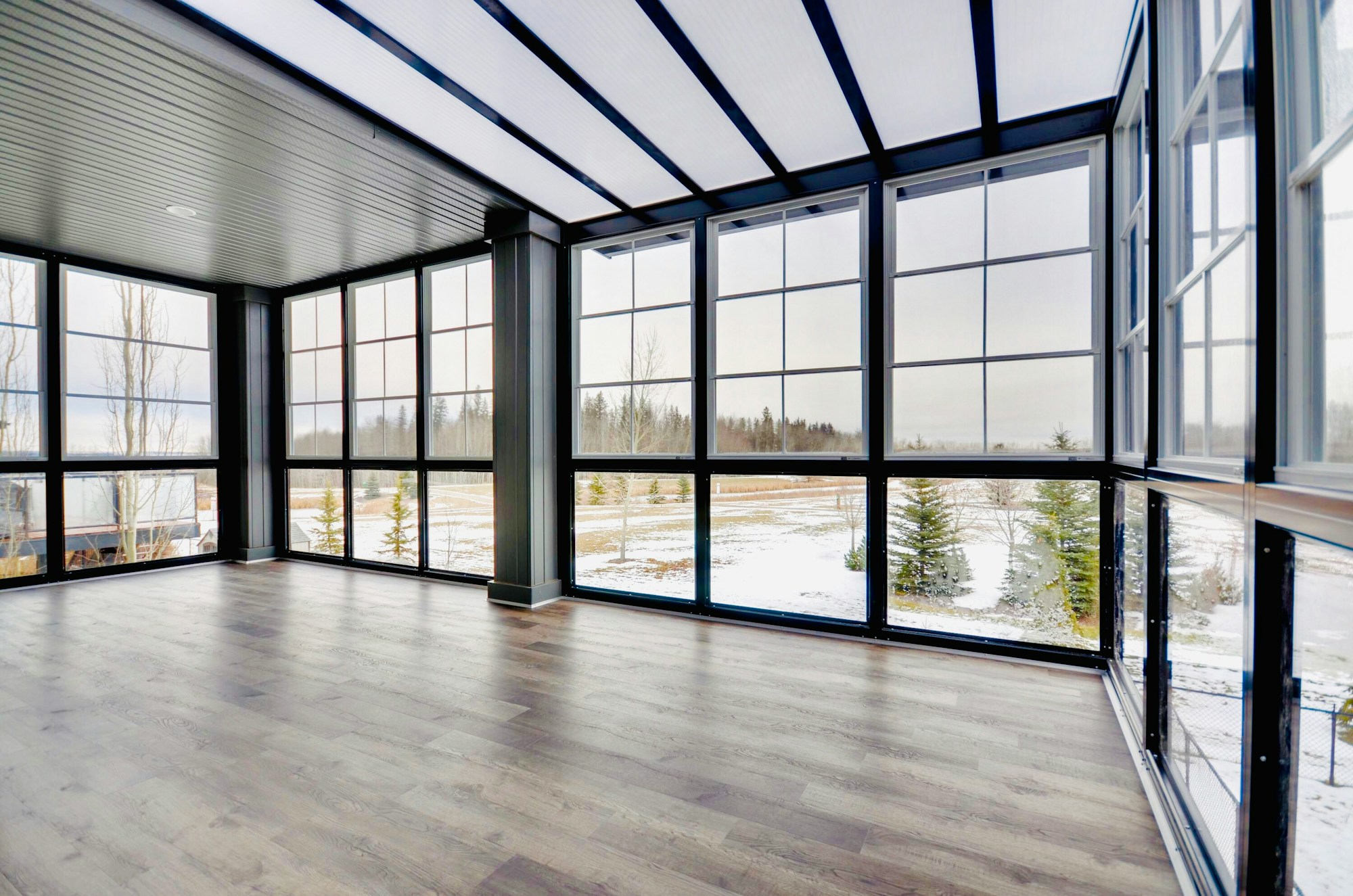 Espace immobilier vide avec grandes fenêtres