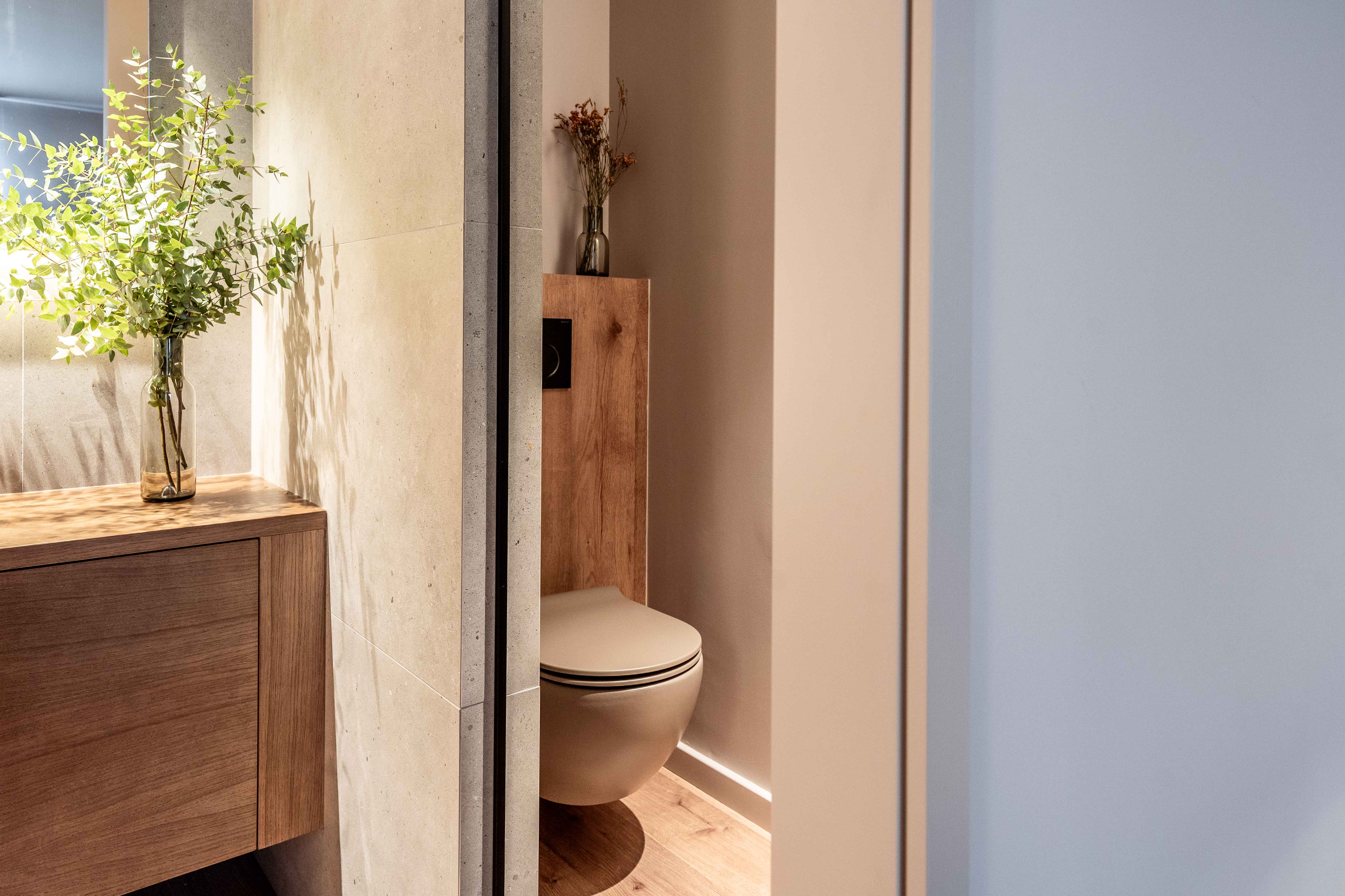 Zona de WC gris con acabados premium