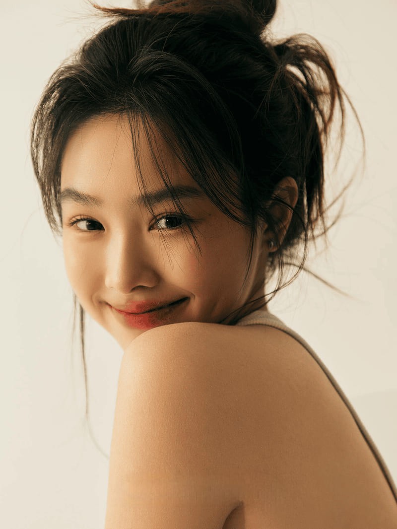 Natural light smiling portrait photography by Lefty Studio