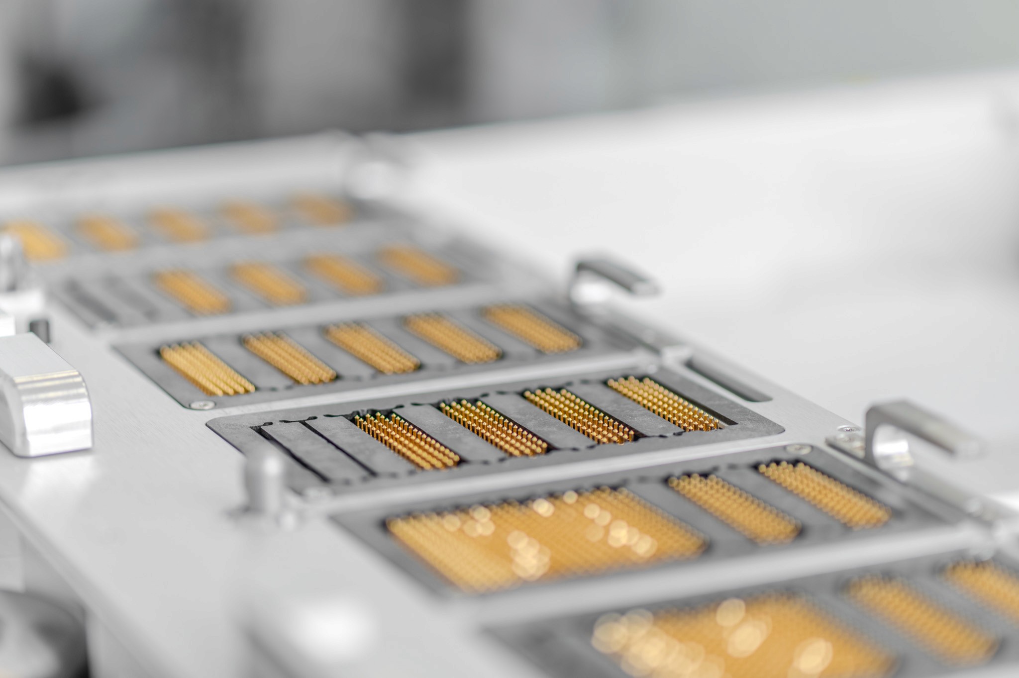 Tray cu cipuri electronice pregătite pentru testare în echipamentele Advantest