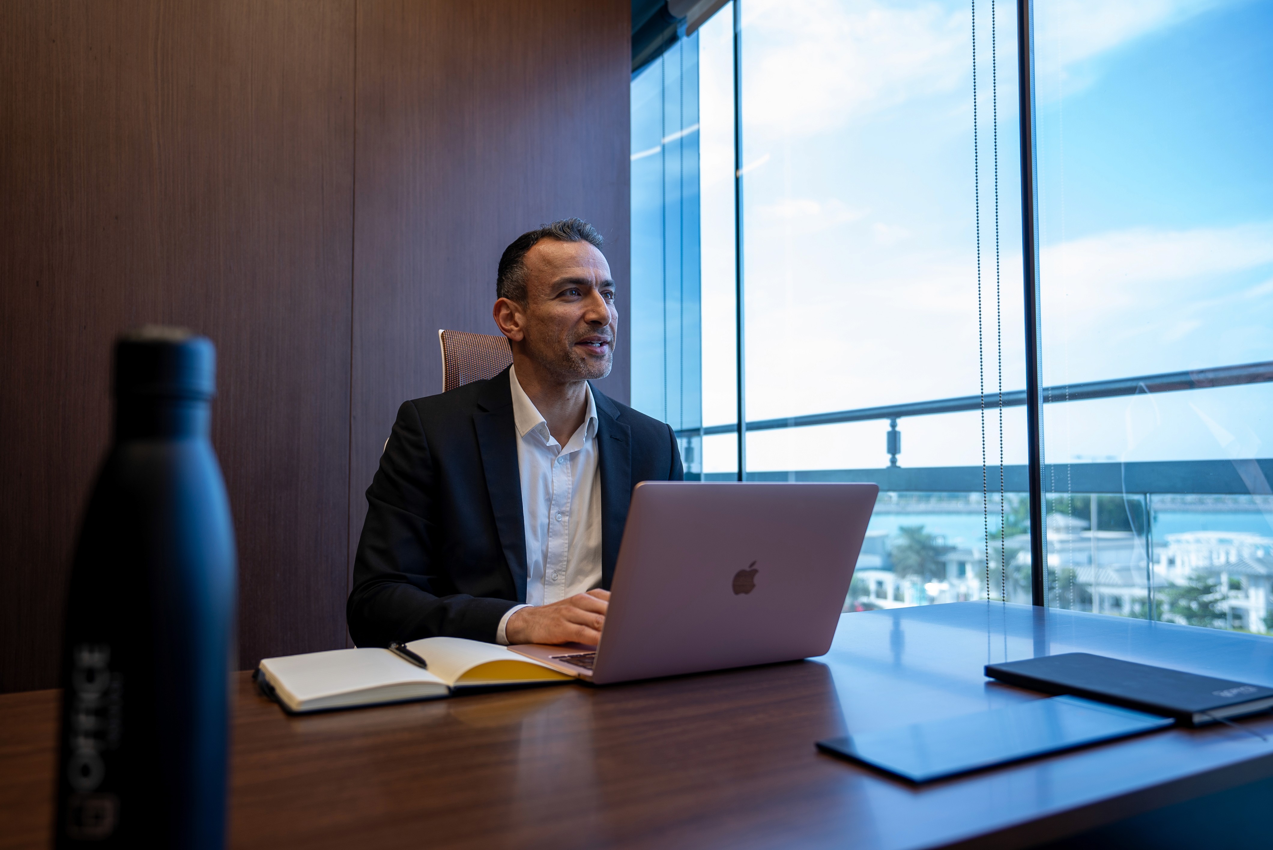 رجلان يجلسان في صالة استقبال فاخرة، تُظهر راحة مكاتب للشركات التي توفرها أوفيس سكوير.