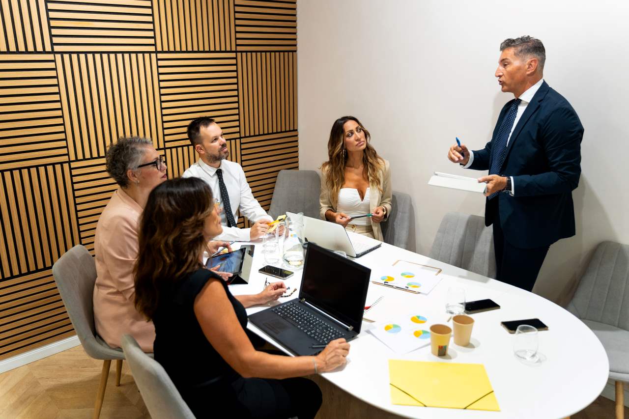 Empresários analisando documentos na Due Diligence