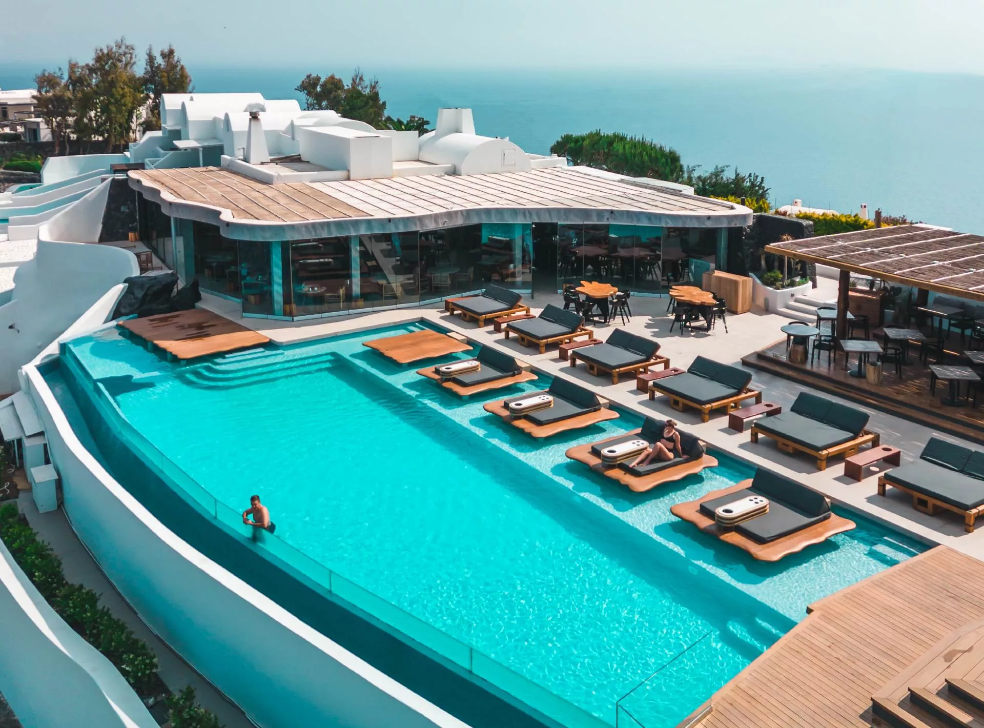 Luxuriöser Infinity-Pool mit Liegeflächen, Restaurant und Meerblick