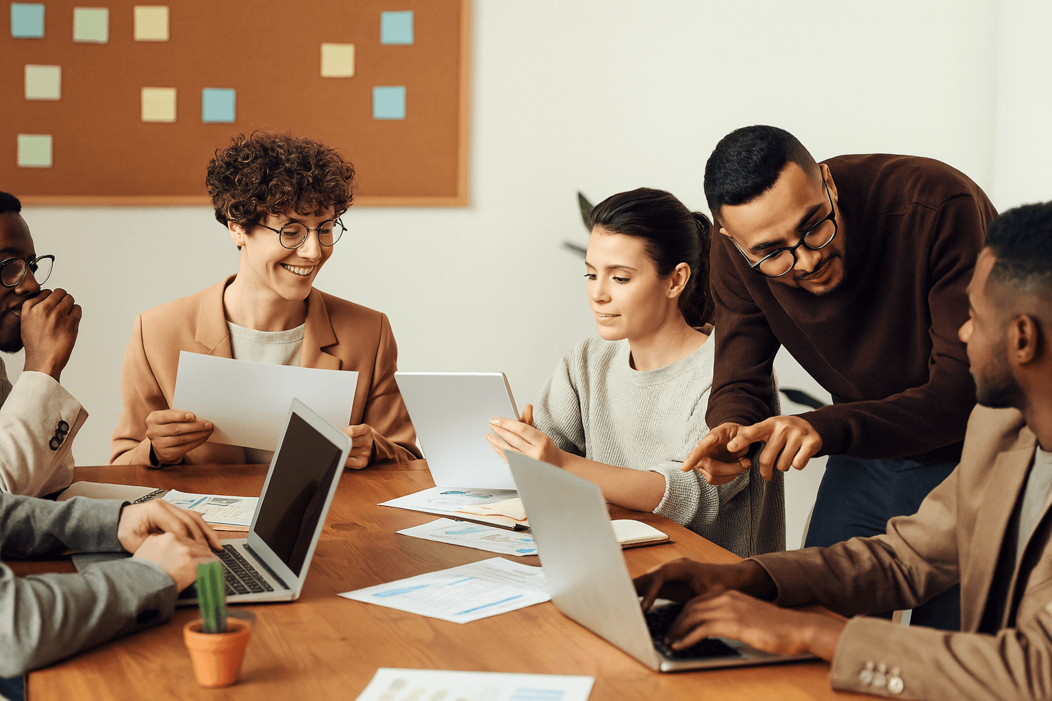 Représentation collaborative des stratégies d'optimisation des annonces sur Amazon, avec un focus sur la qualité des titres, descriptions et visuels.