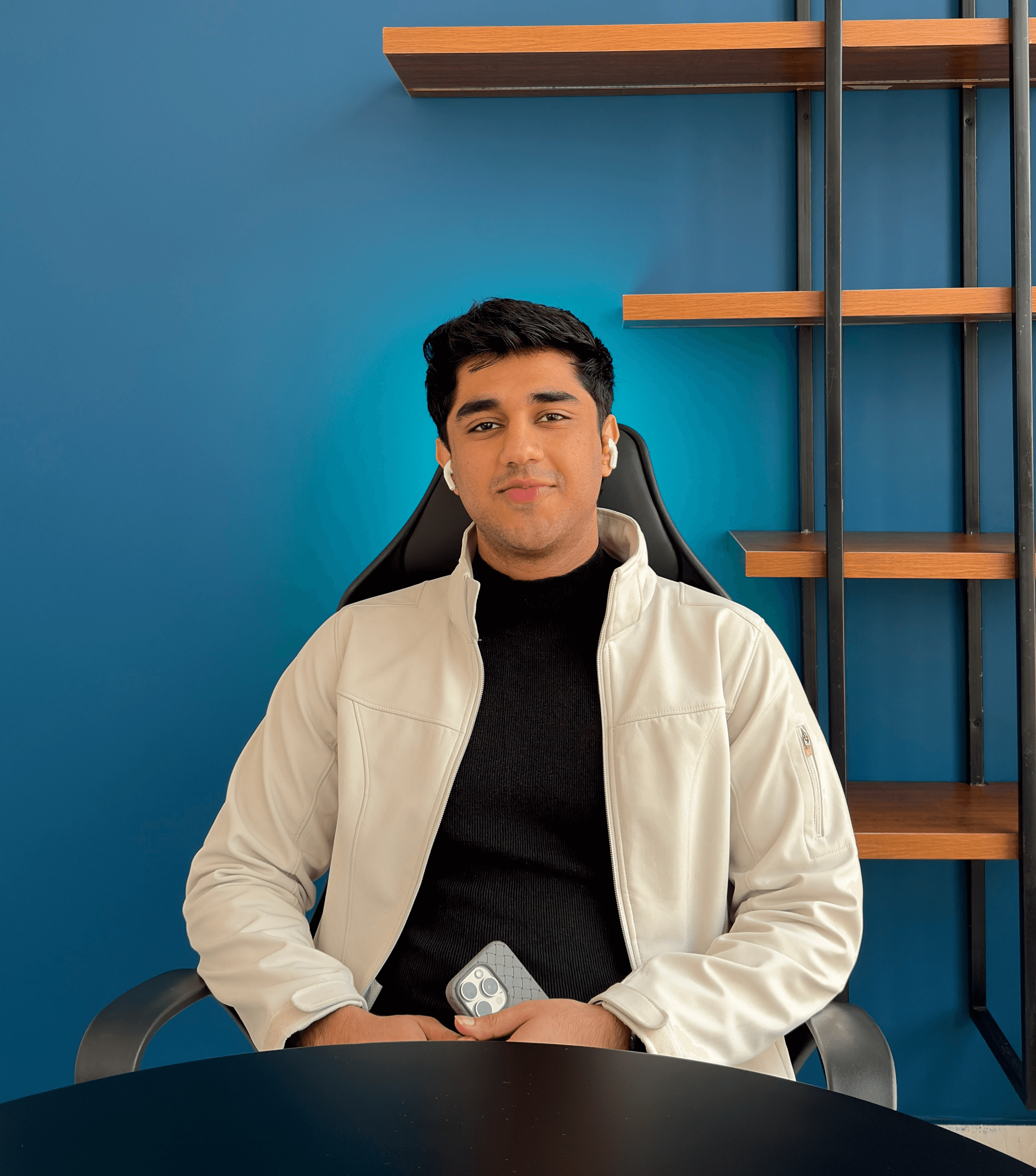 man in black crew neck shirt