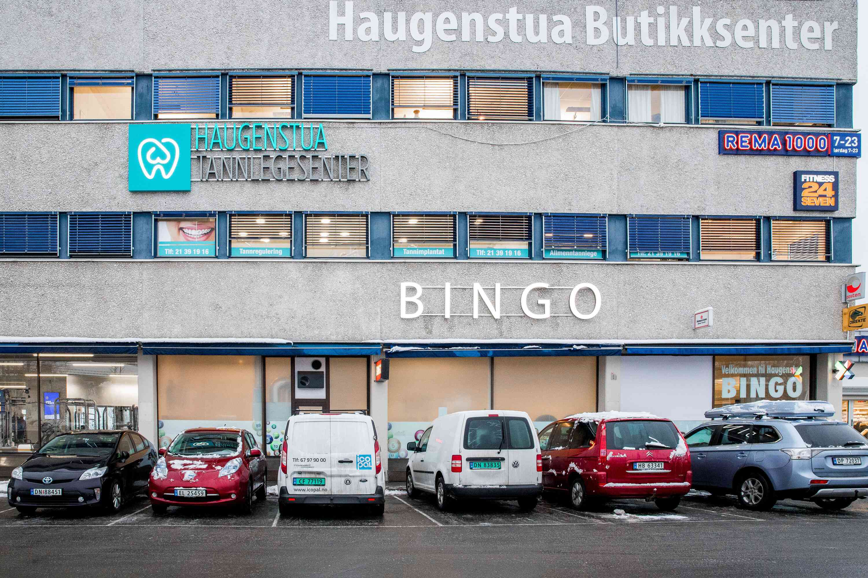 Fasaden til Haugenstua Tannlegesenter i Oslo med tydelig skilt og parkering foran klinikken.