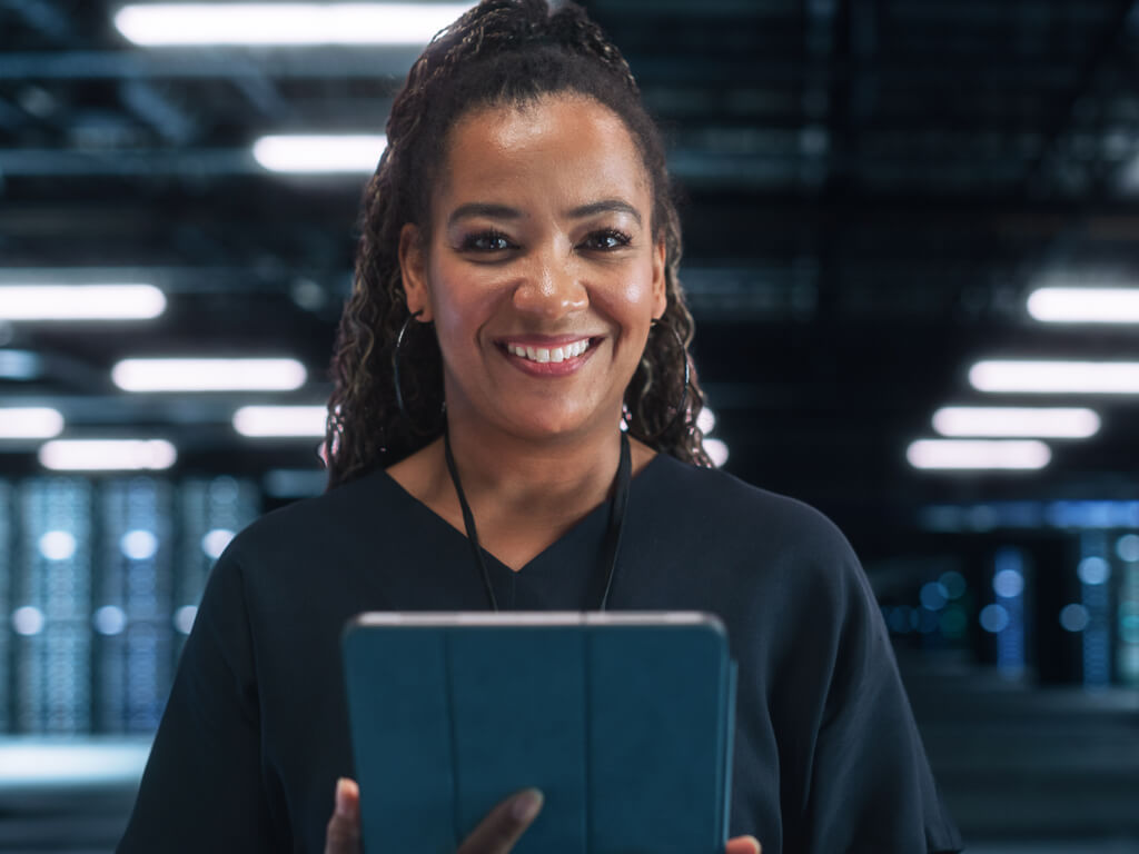 Uma mulher usando da tecnologia na gestão escolar