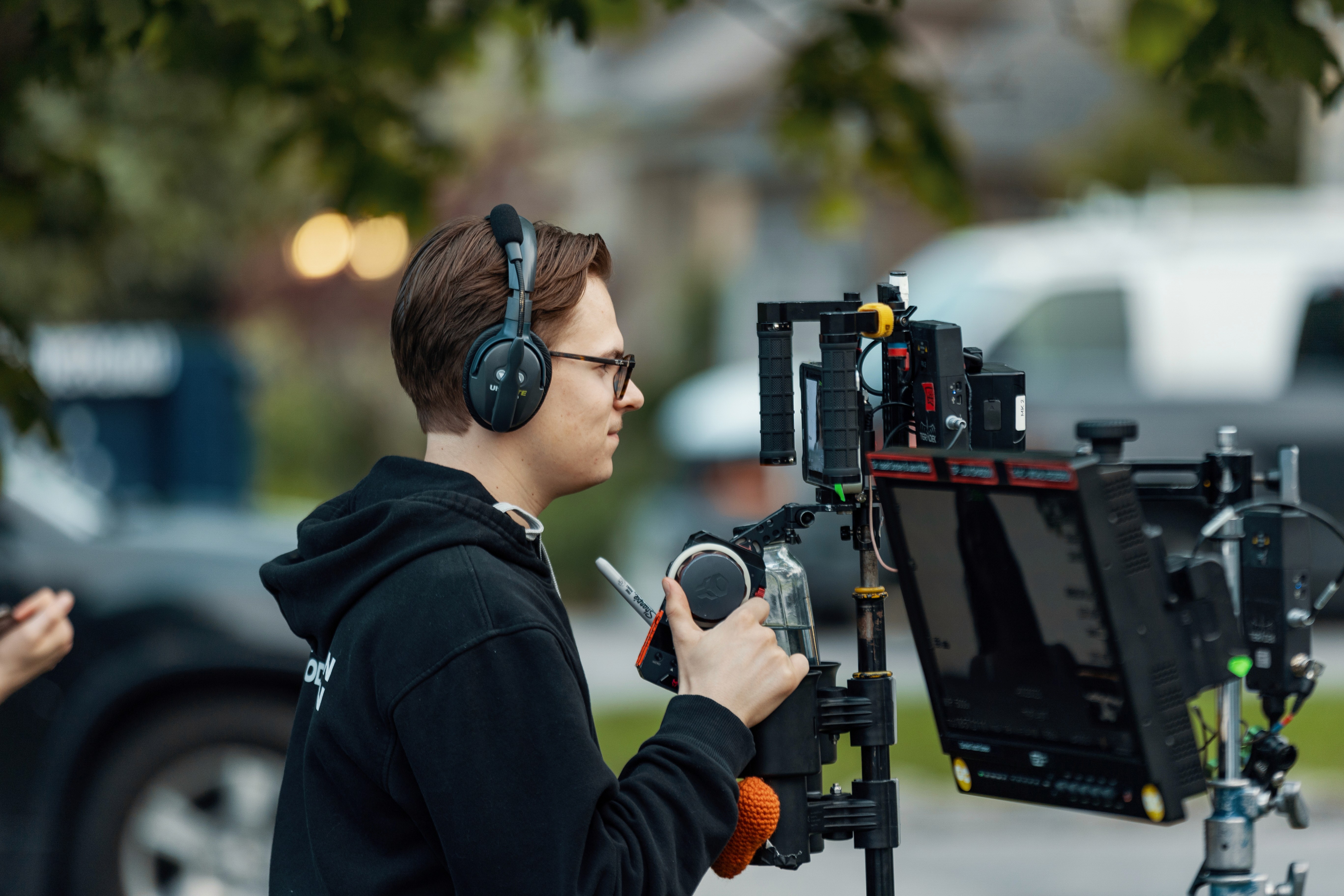 Person stand in front of a red sports oldtimer