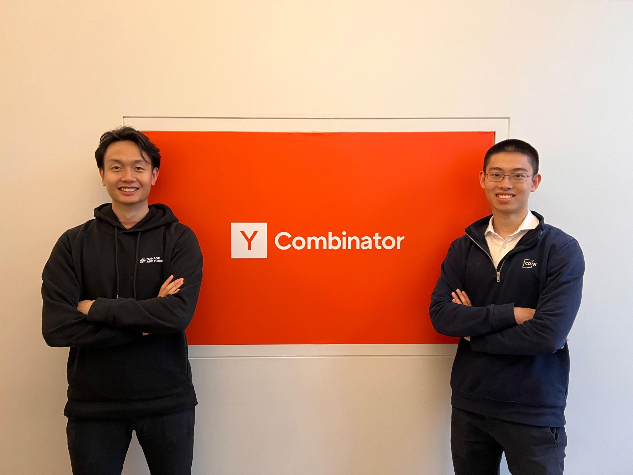 Gründer von Comena stehen vor einem Y Combinator Schild – Symbol für die Teilnahme am weltweit führenden Startup-Accelerator