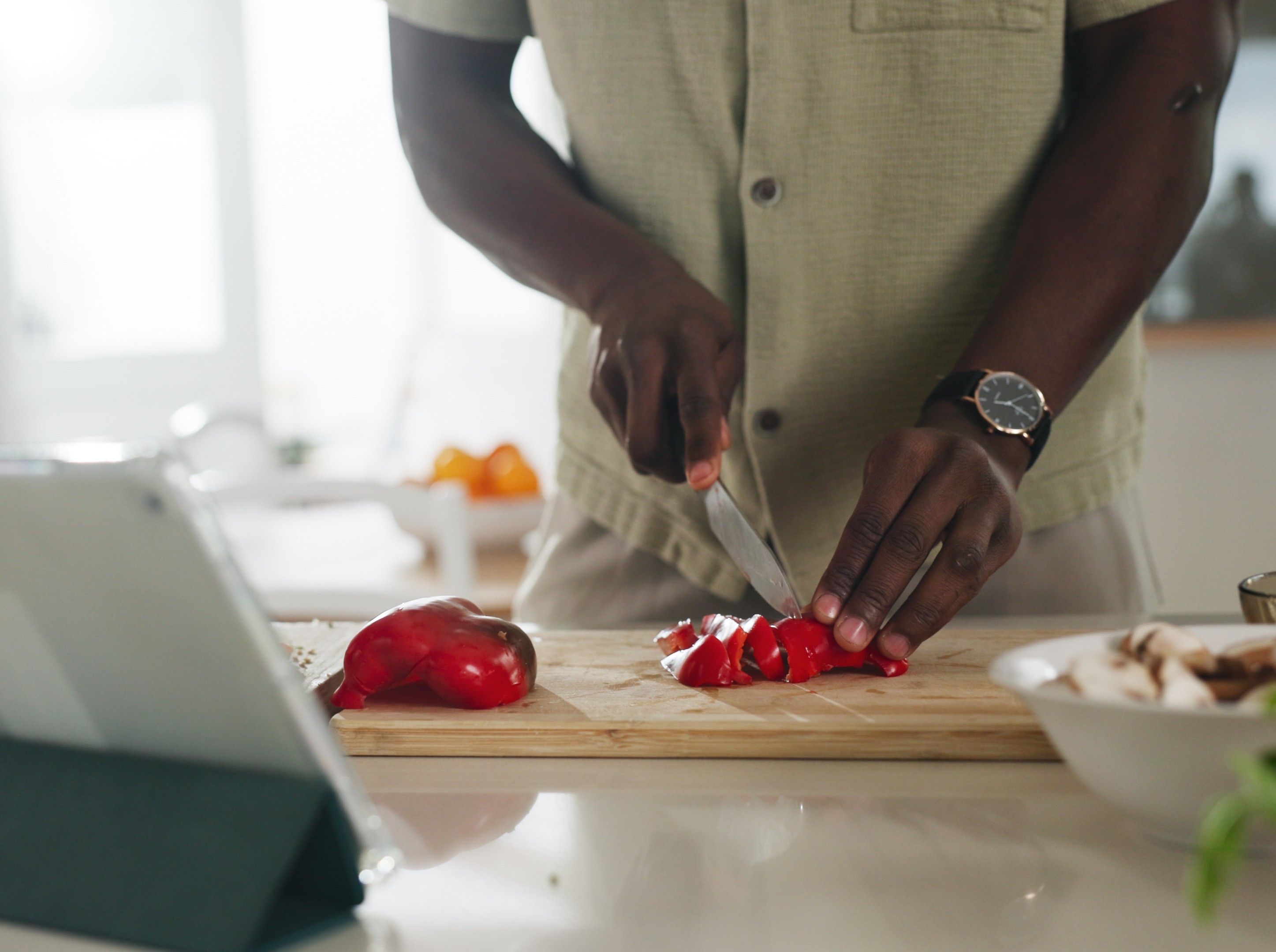 man doing his meal prep routine at home, showing how to lose weight if you can't exercise