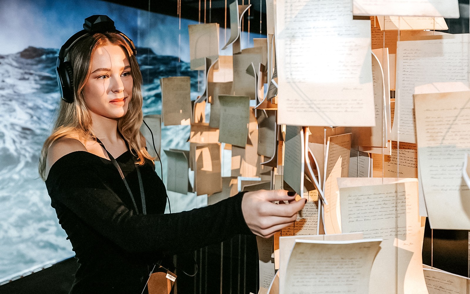 游客正在探索维也纳约翰·施特劳斯博物馆的互动展览。