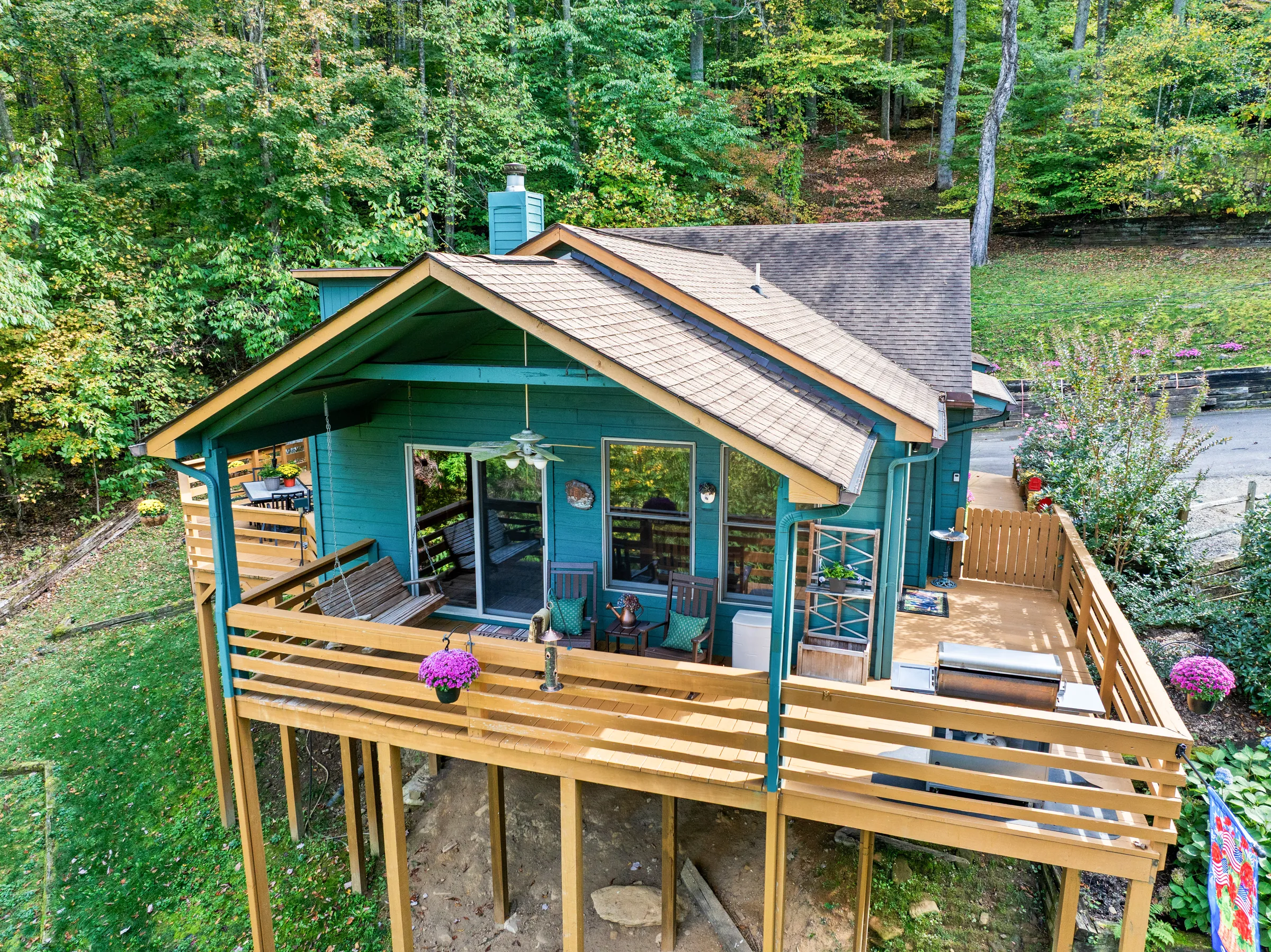 Bella Vita wraparound deck and spruce green cabin from above