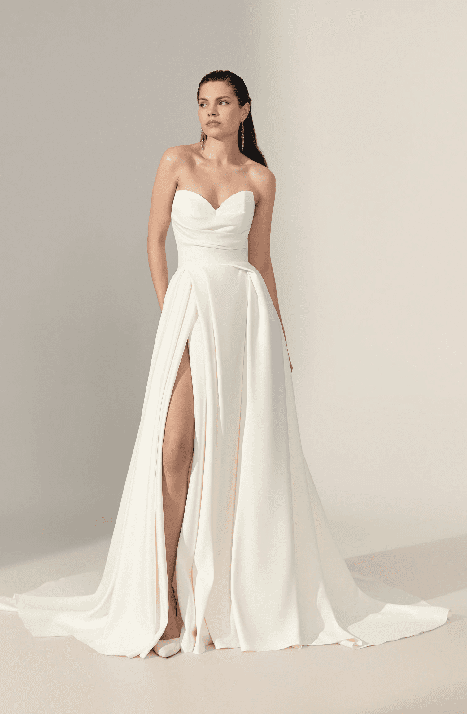Schlichtes Standesamtkleid mit Corsagen-Oberteil und fließendem Rock – eleganter Standesamtslook