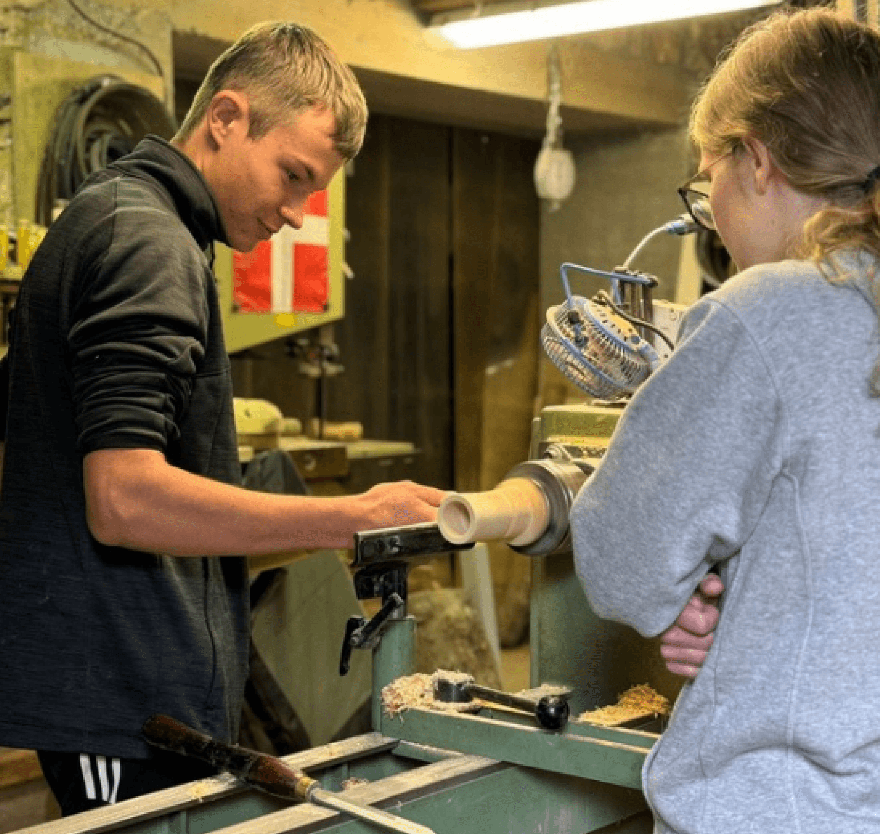 Lise et Nico travaillant le bois