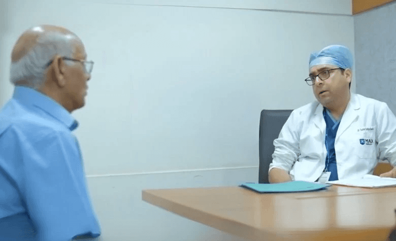 डॉ. Tushar एक elderly patient को bladder cancer surgery के बारे में चिकित्सा परामर्श दे रहे हैं।