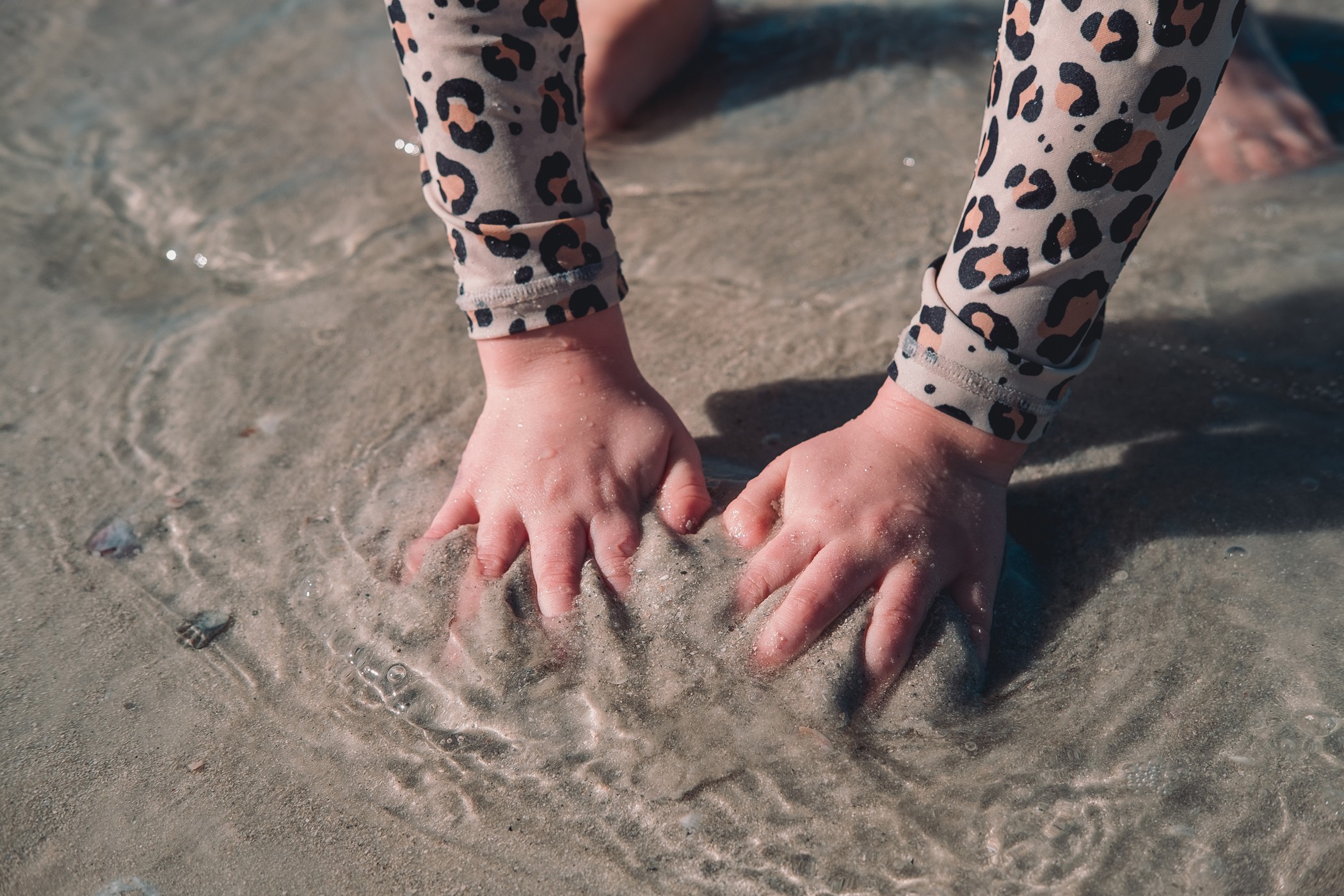 macro-detail-child-hands-in-sand-lifestyle-photography