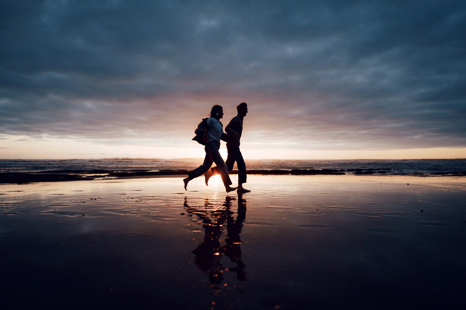 Un couple de mariés court sur la plage dans les Landes