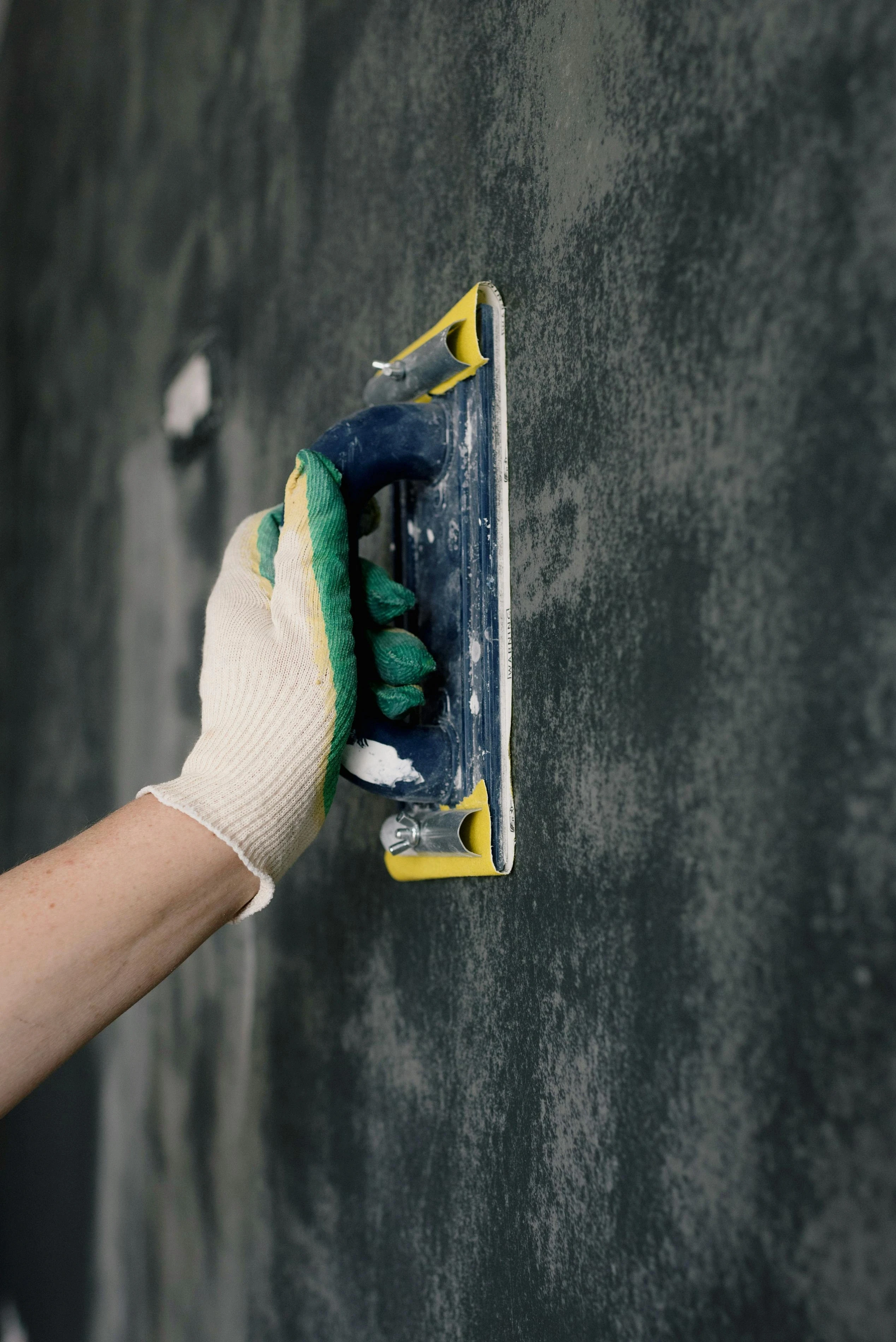 explication de l'utilité de l'enduit de lissage sur les murs en peinture