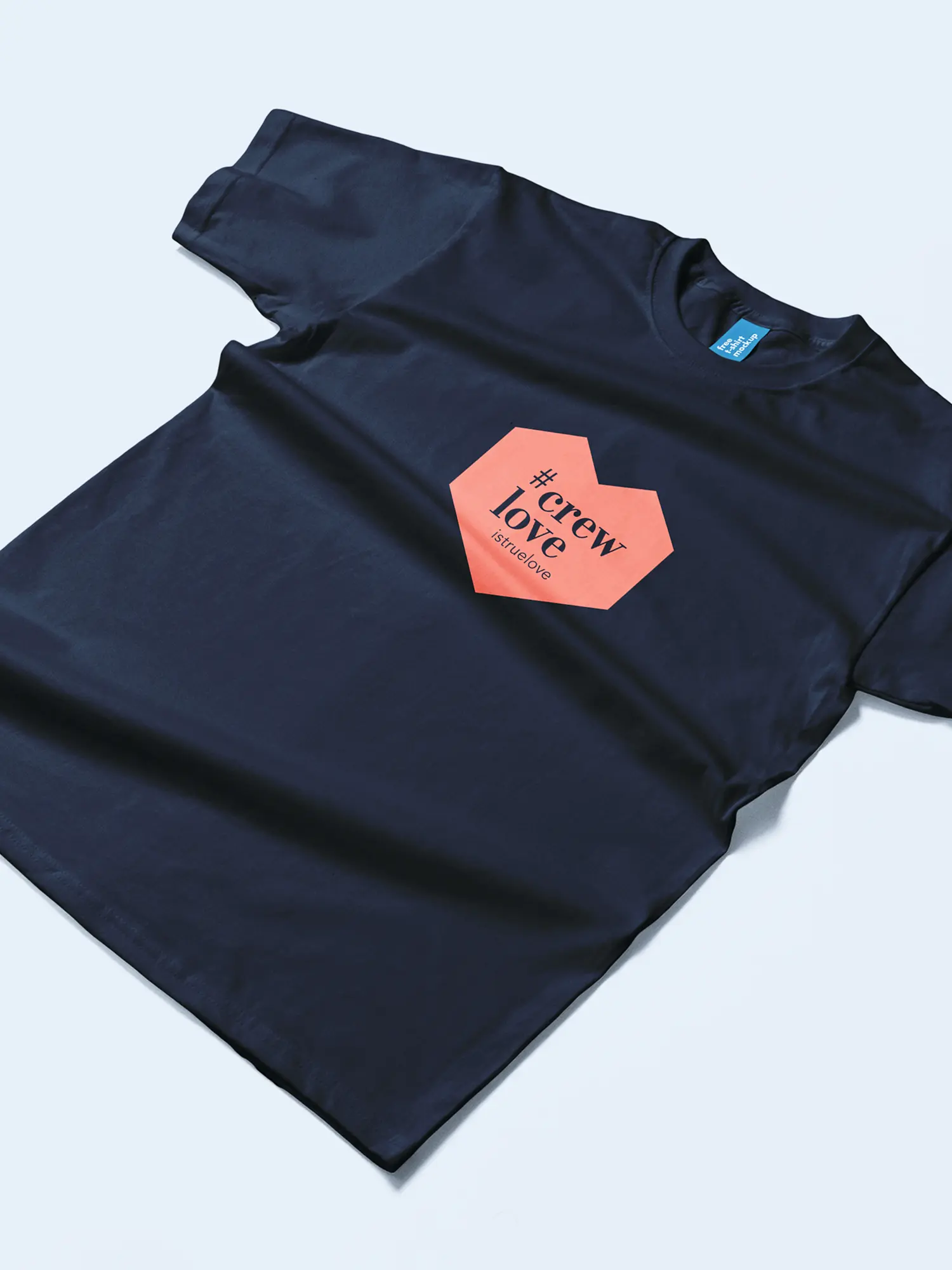 Navy-T-Shirt mit Herz-Grafik und Aufdruck „#crew love“ sowie „istruelove“.