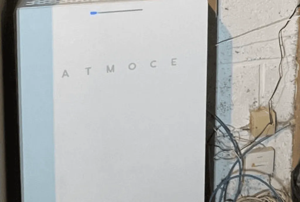 Photo d'une batterie Atmoce à Osny en France équipée de panneaux photovoltaïques dont l'installation a été faite par Solarock.