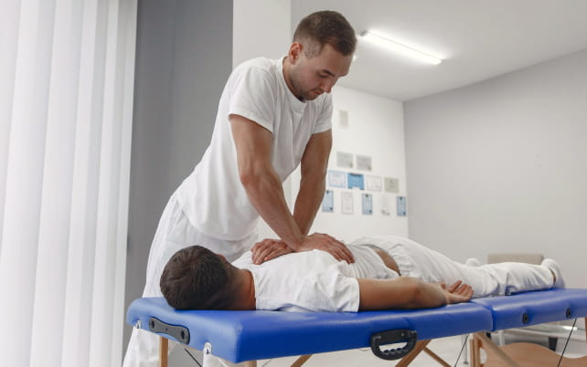 Лікар робить масаж пацієнту