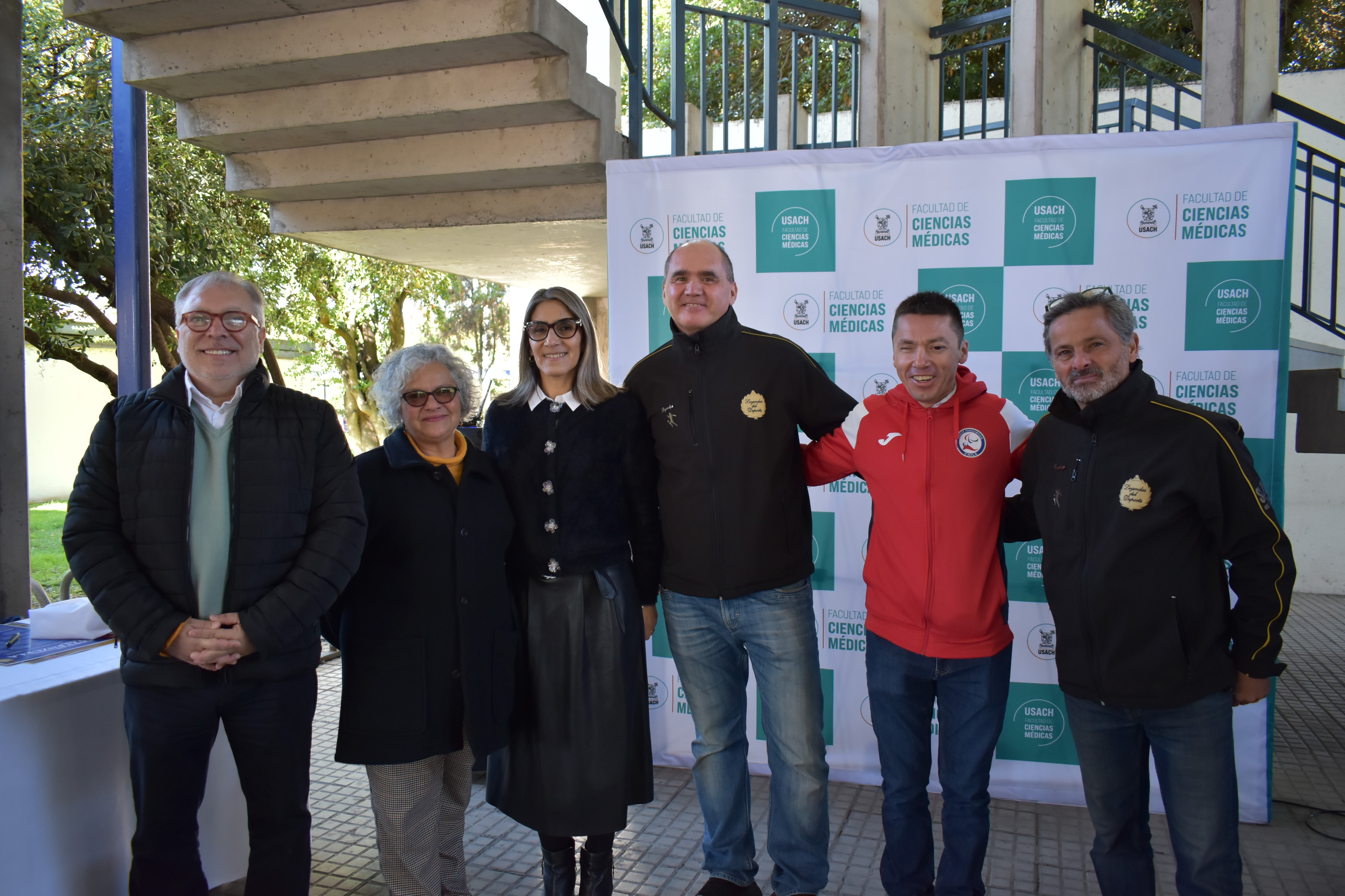Equipo de Leyendas del Deporte junto a Cristián Valenzuela, Erika Olivera y autoridades de la USACH durante el evento en la universidad.